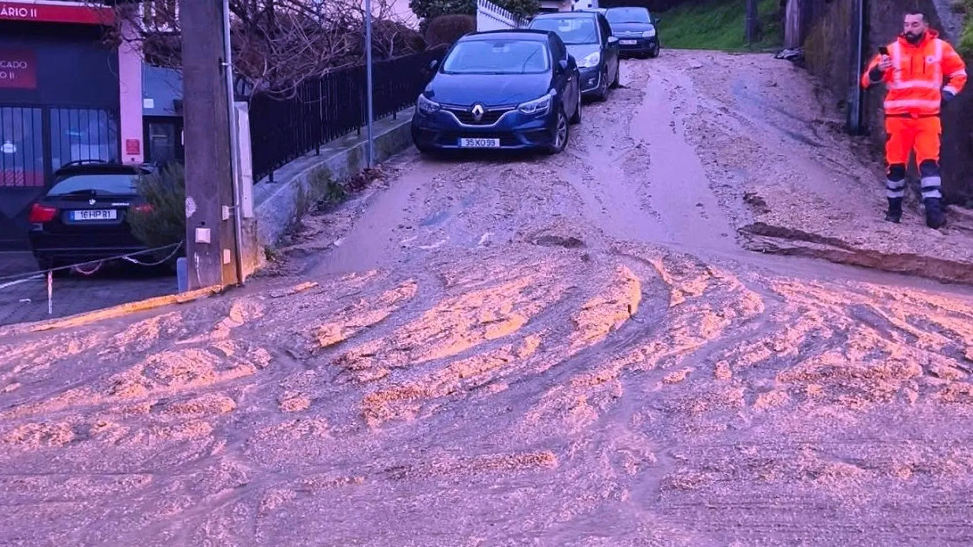 
                    Deslizamento de terras interdita rua em bairro da Covilhã
                