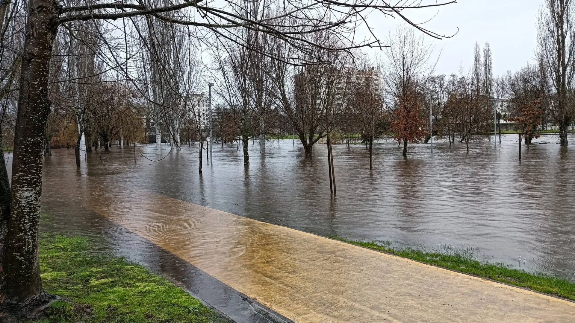 
                    Chaves alerta para risco de inundações por 