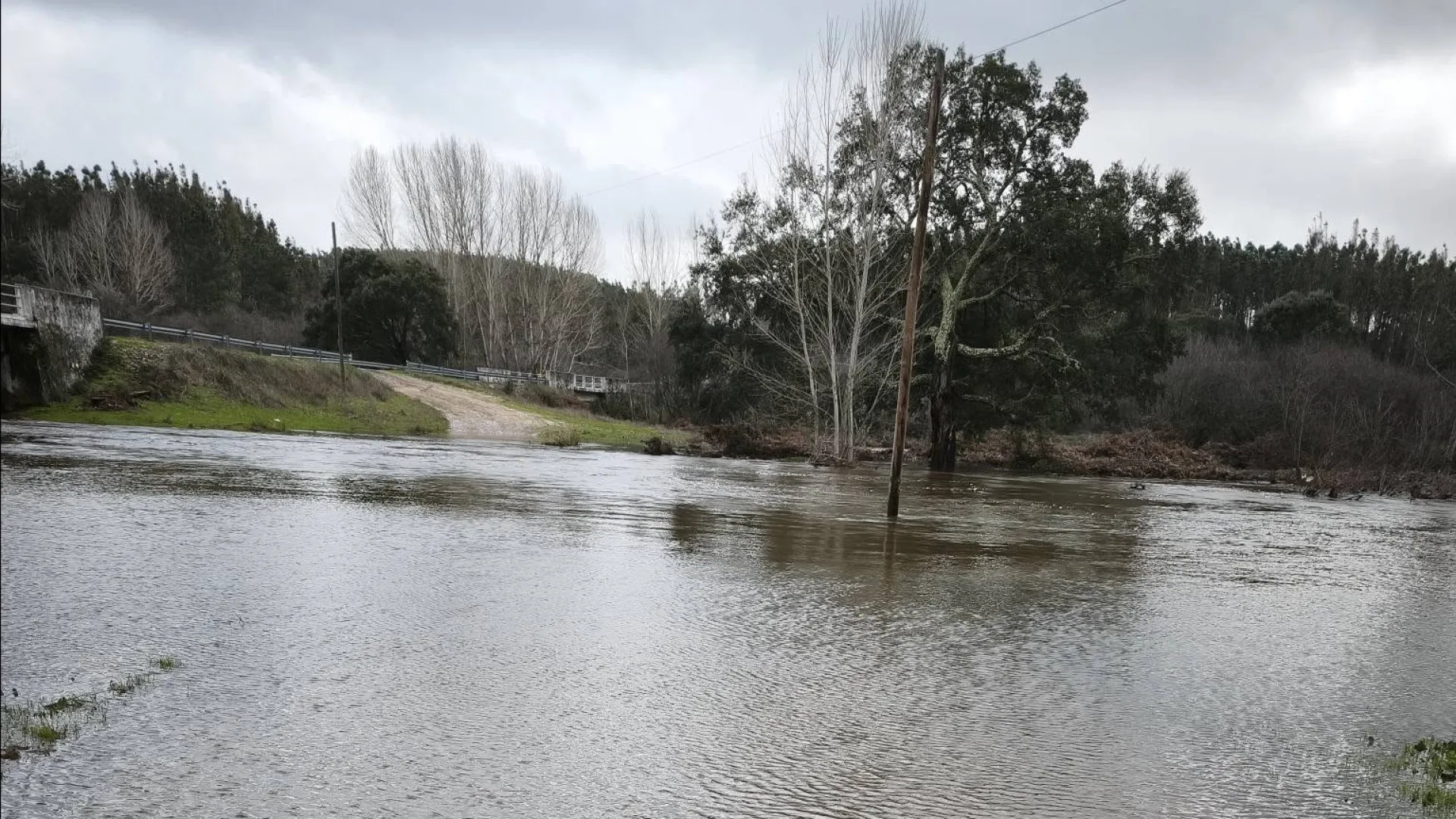 
                    Resgate de seis pessoas em Gavião e Nisa por subida do caudal do Rio Tejo
                