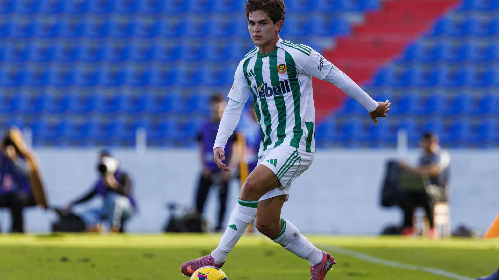 
                    Aguilera sofre lesão grave e não joga mais pelo Rio Ave esta época
                