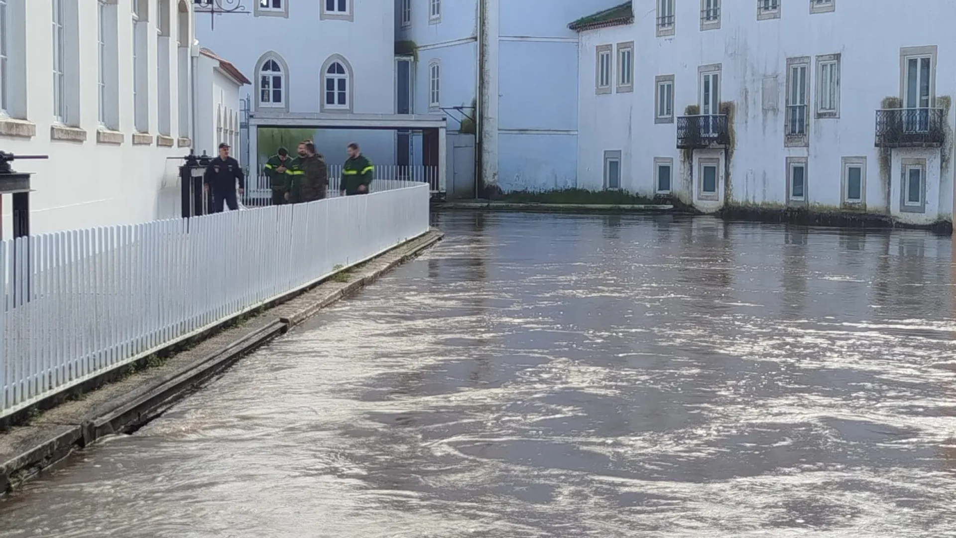 
                    Tomar alerta para necessidade de reforço da resposta a fenómenos extremos
                