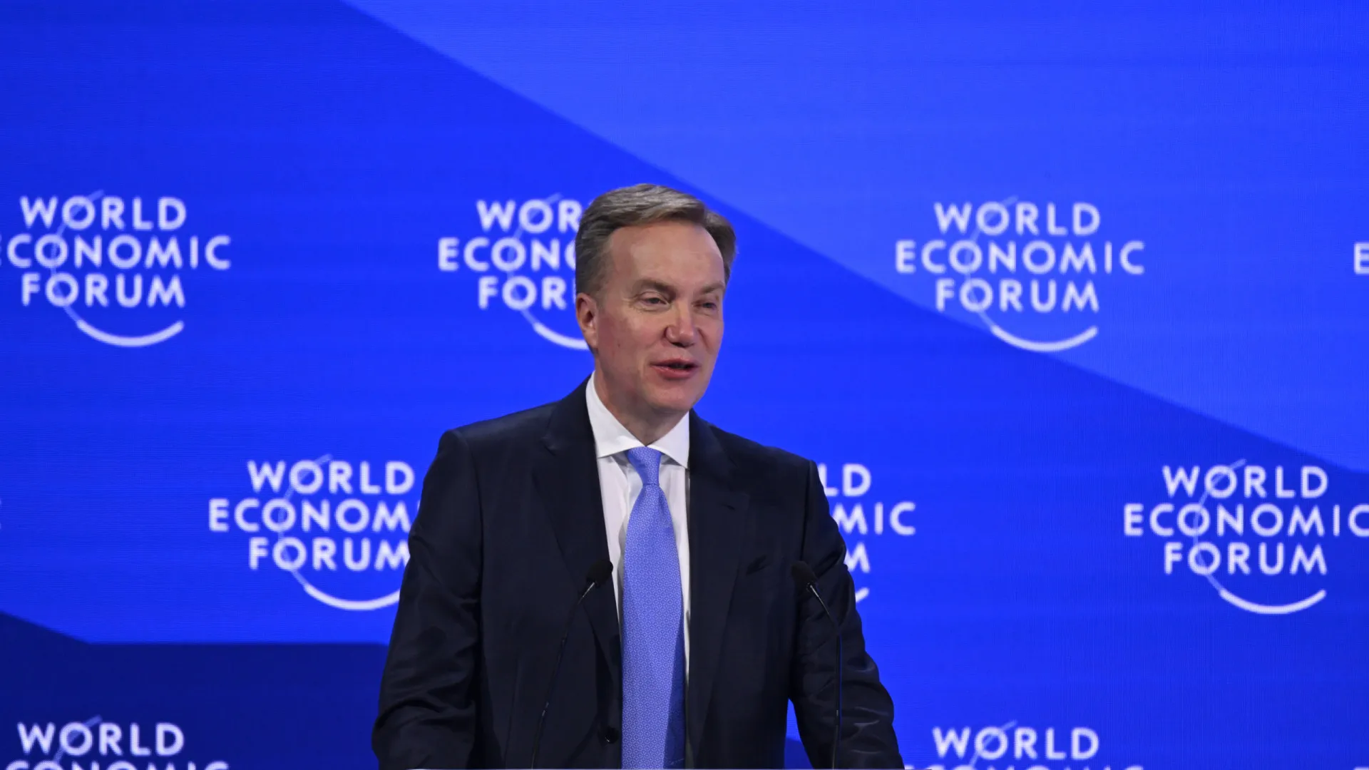 
                    Fórum de Davos investiga diretor executivo por ligações a Jeffrey Epstein
                