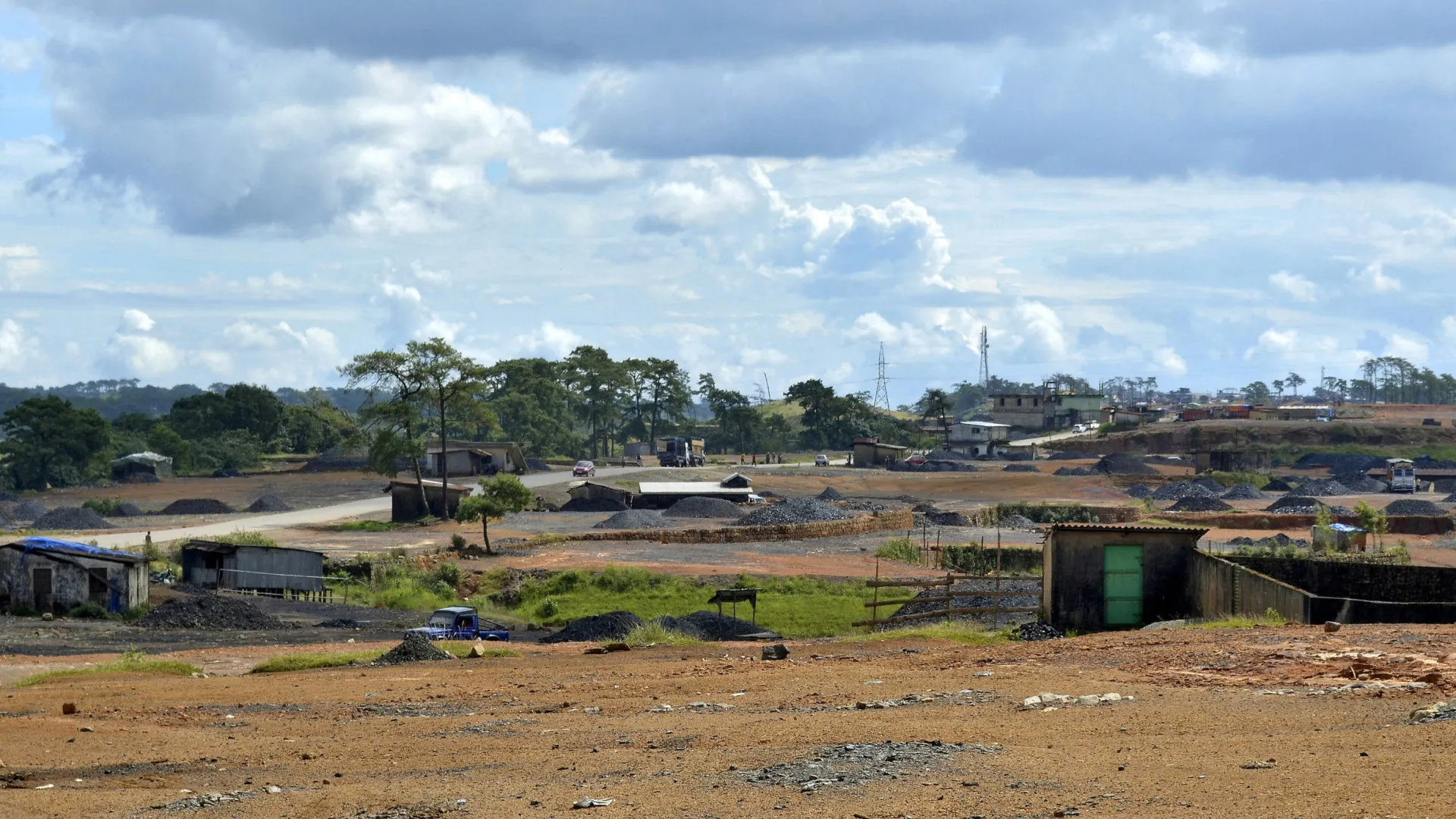 
                    Pelo menos 16 mortos em explosão numa mina de carvão no nordeste da Índia
                