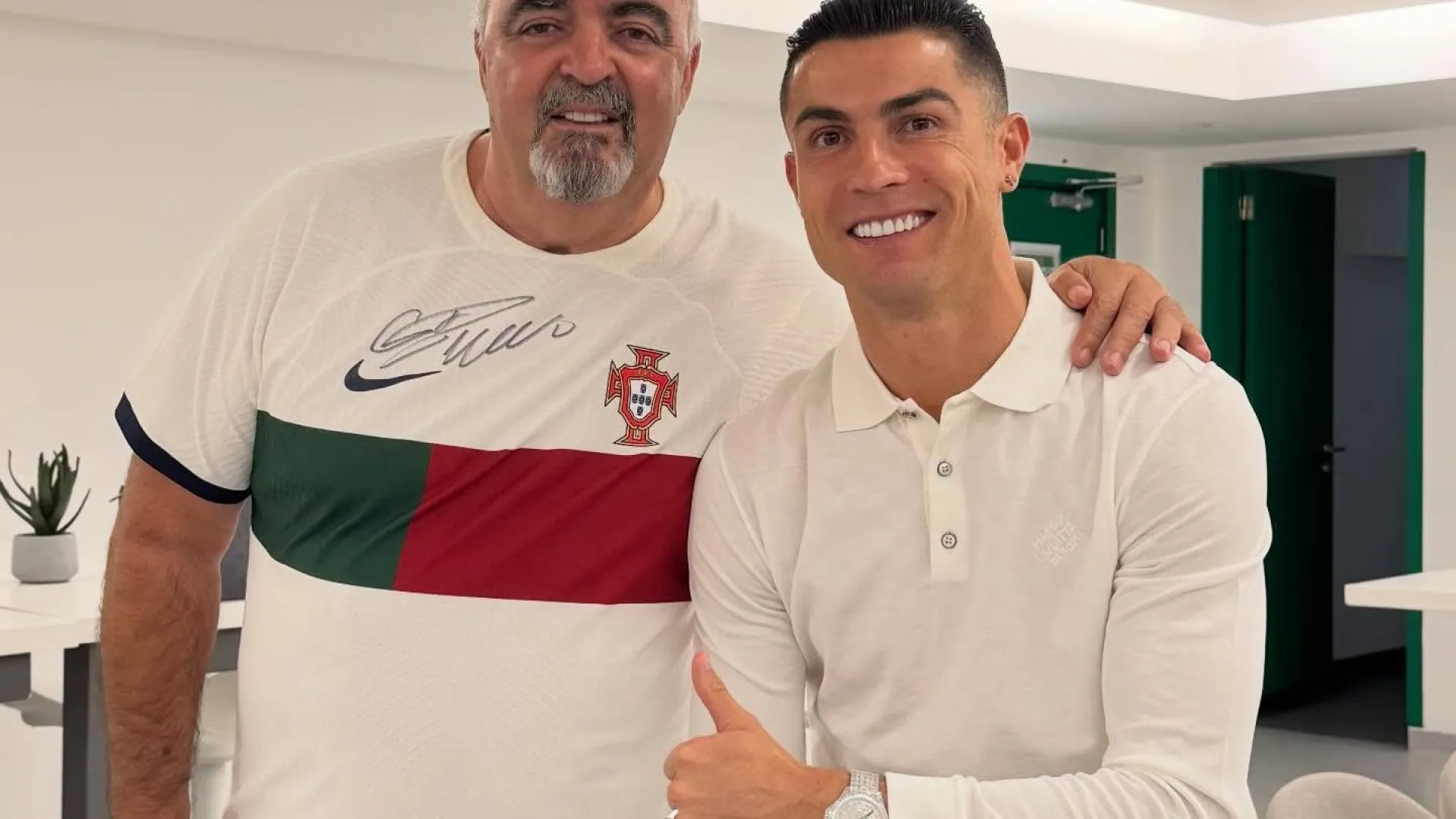 
                    Depois da mãe e das irmãs, é o padrasto que dá os parabéns a Ronaldo
                