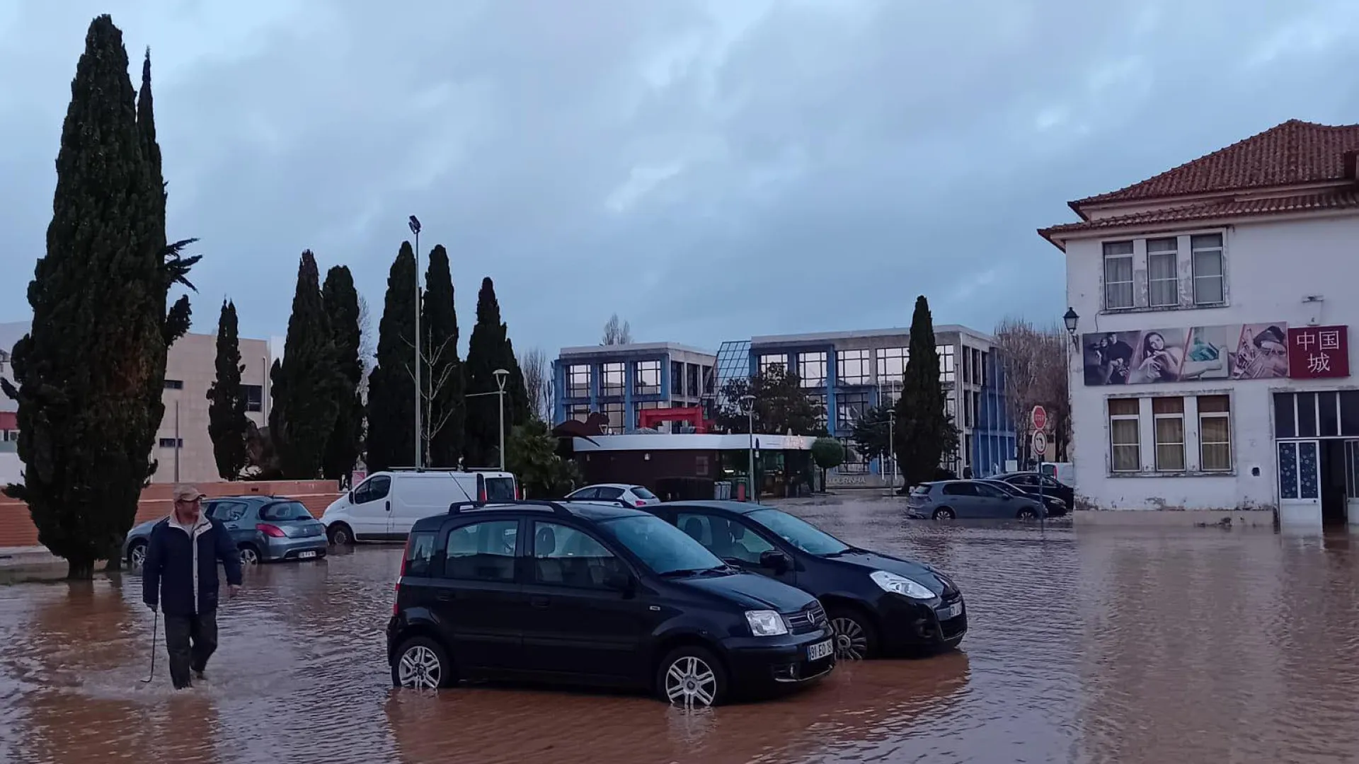
                    Inundações, ruas intransitáveis e estragos por contabilizar na Lourinhã
                