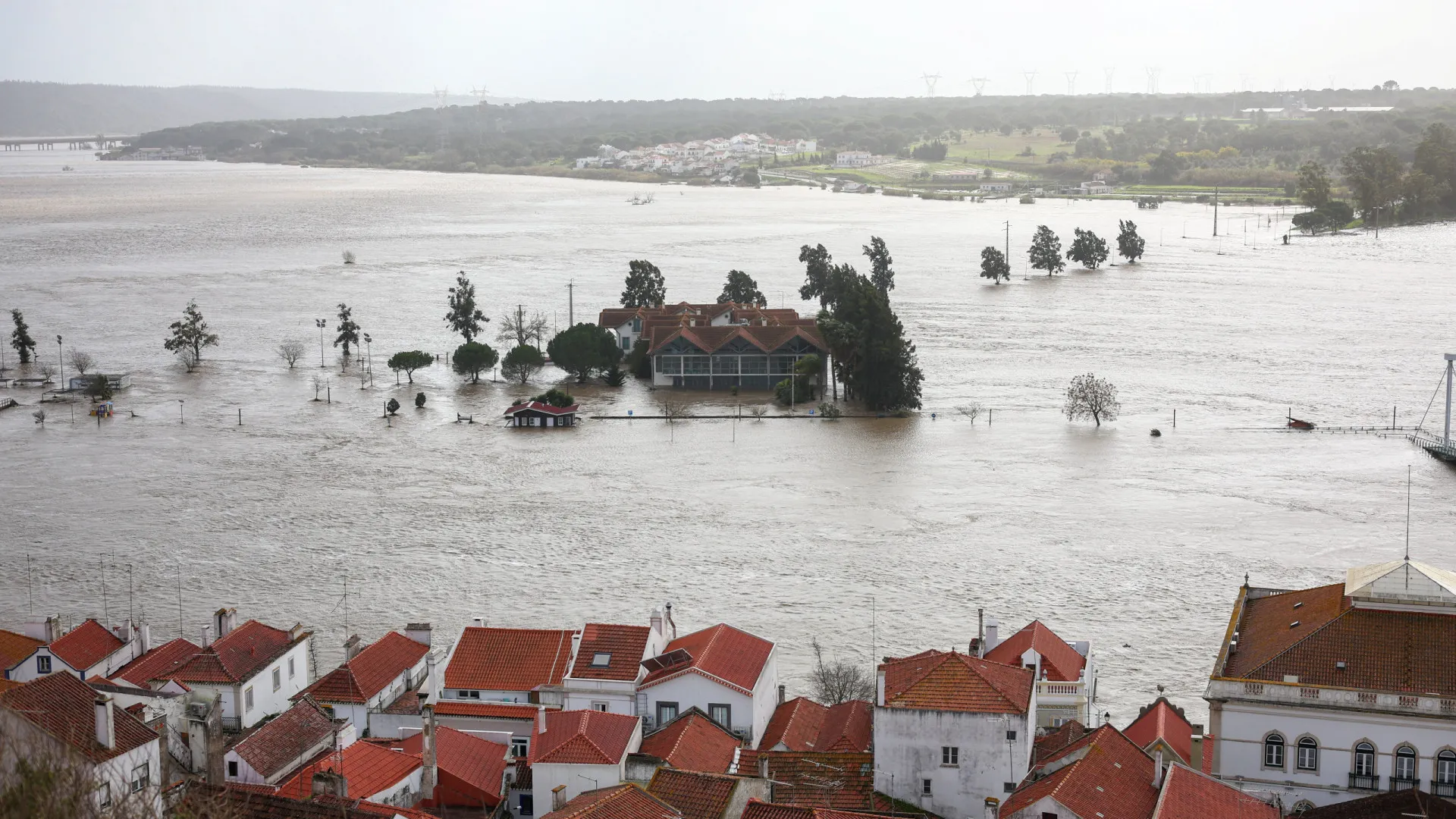 
                    Câmara de Alcácer do Sal adia para dia 15 eleições presidenciais
                