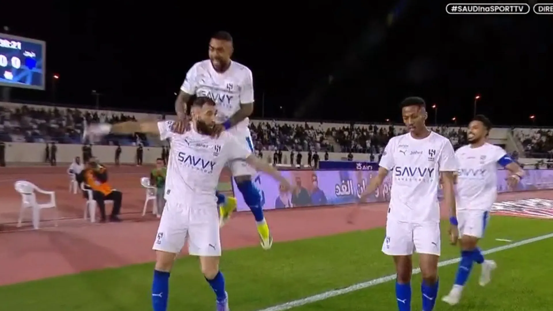 
                    Chegar e mostrar serviço. Benzema estreia-se pelo Al Hilal com um golaço
                