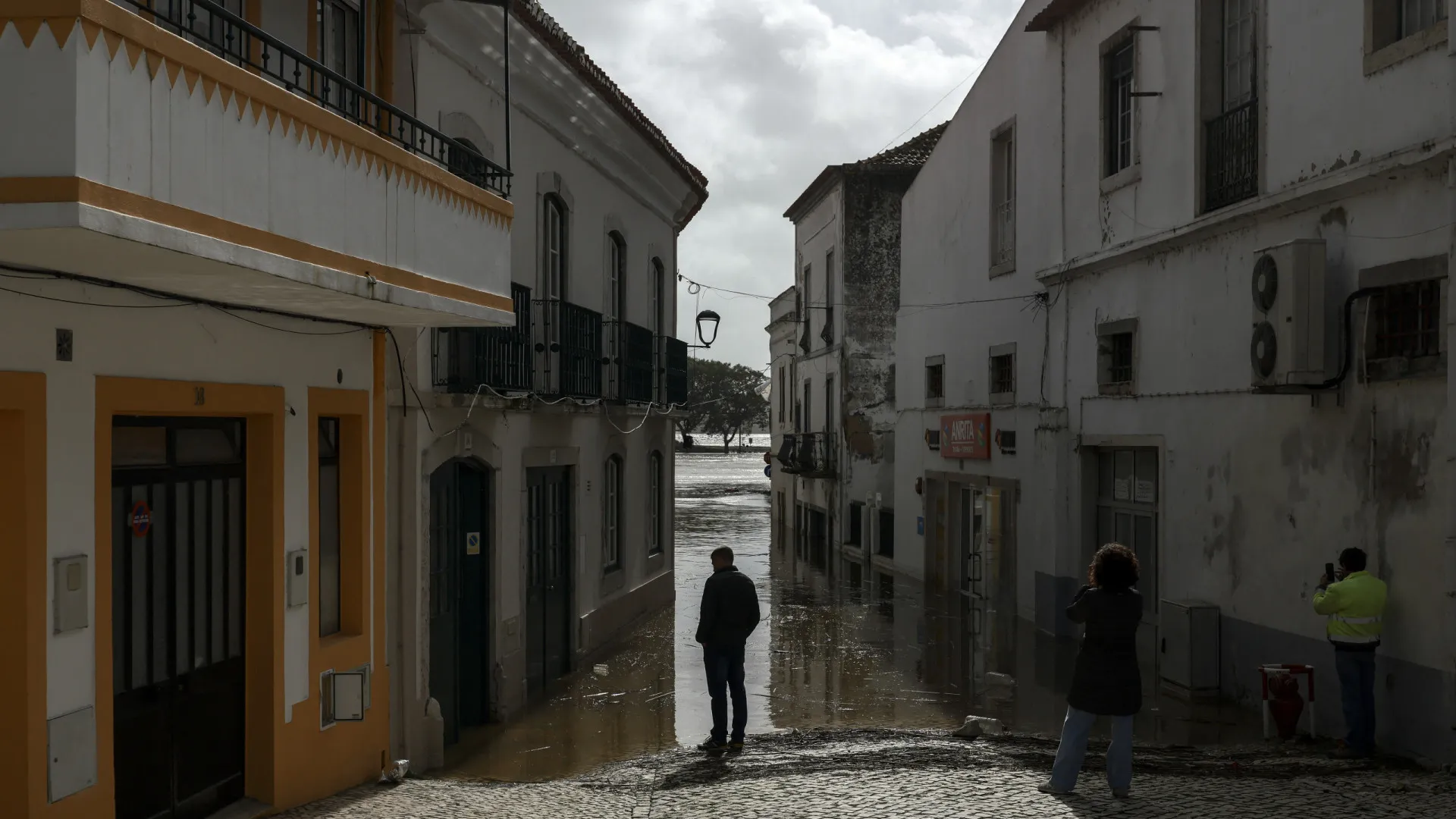 
                    Chuva 'dá tréguas' em Alcácer do Sal mas cheia já retirou de casa 179 pessoas
                