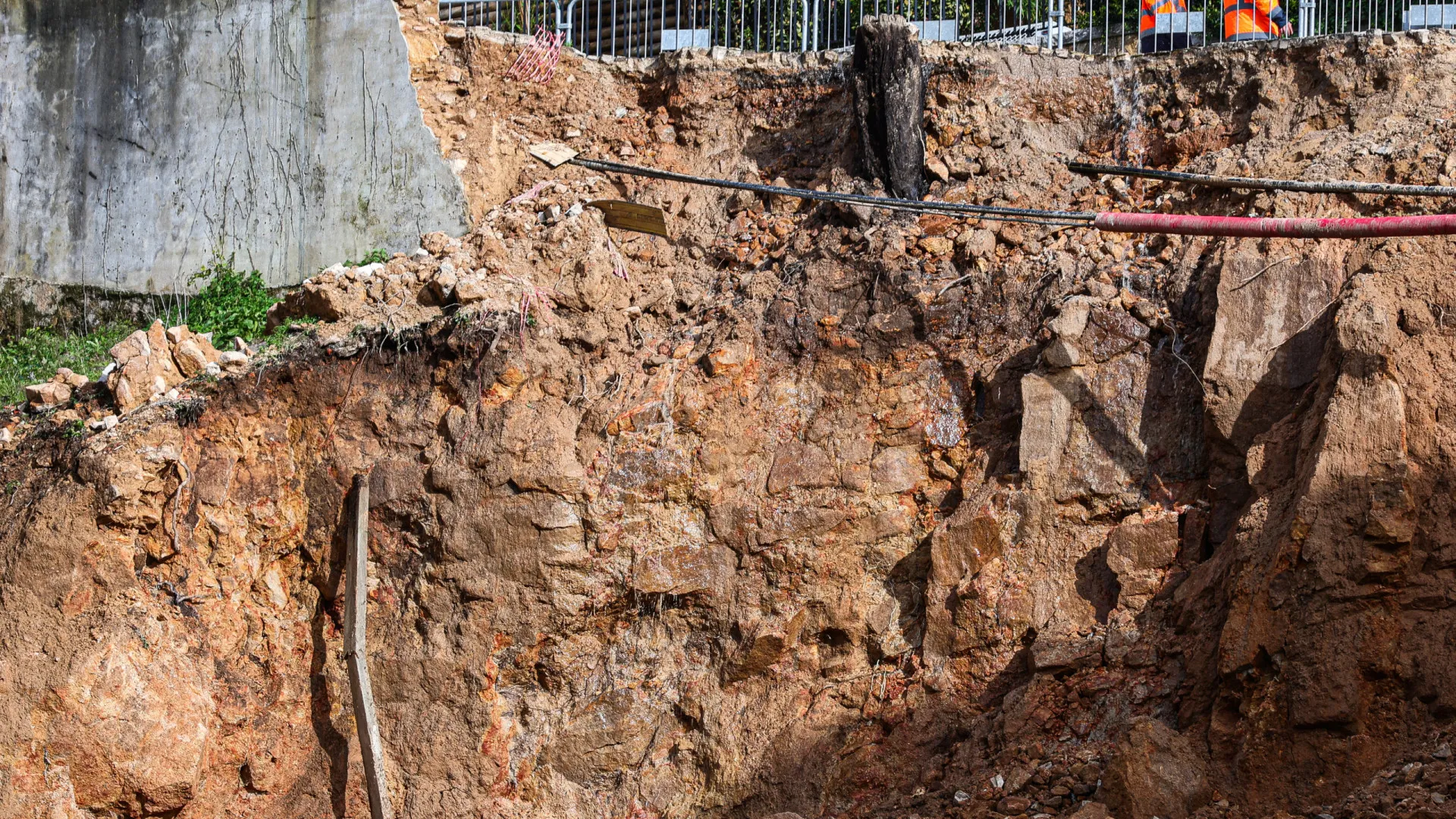 
                    Câmara de Caminha alerta para risco de derrocada do Paredão de Moledo
                