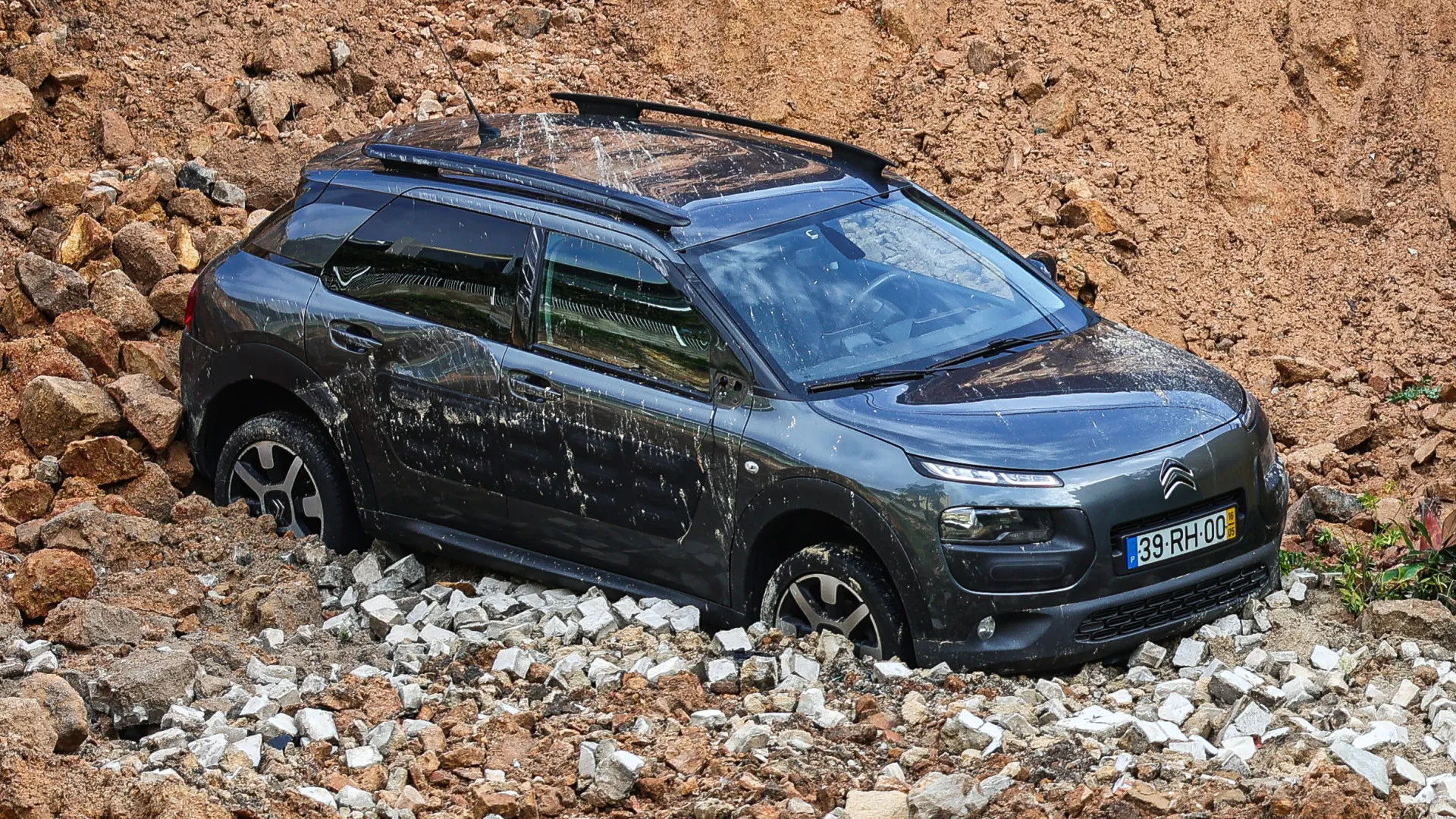 
                    Cheias cortam estradas e obrigam à retirada de moradores na Chamusca
                