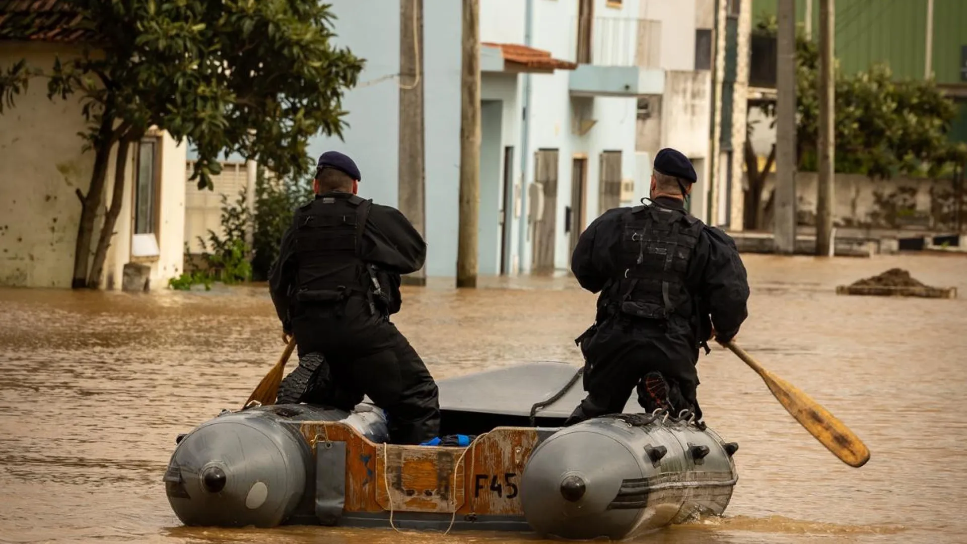 
                    Marinha resgatou hoje mais de 130 pessoas afetadas pelas cheias
                