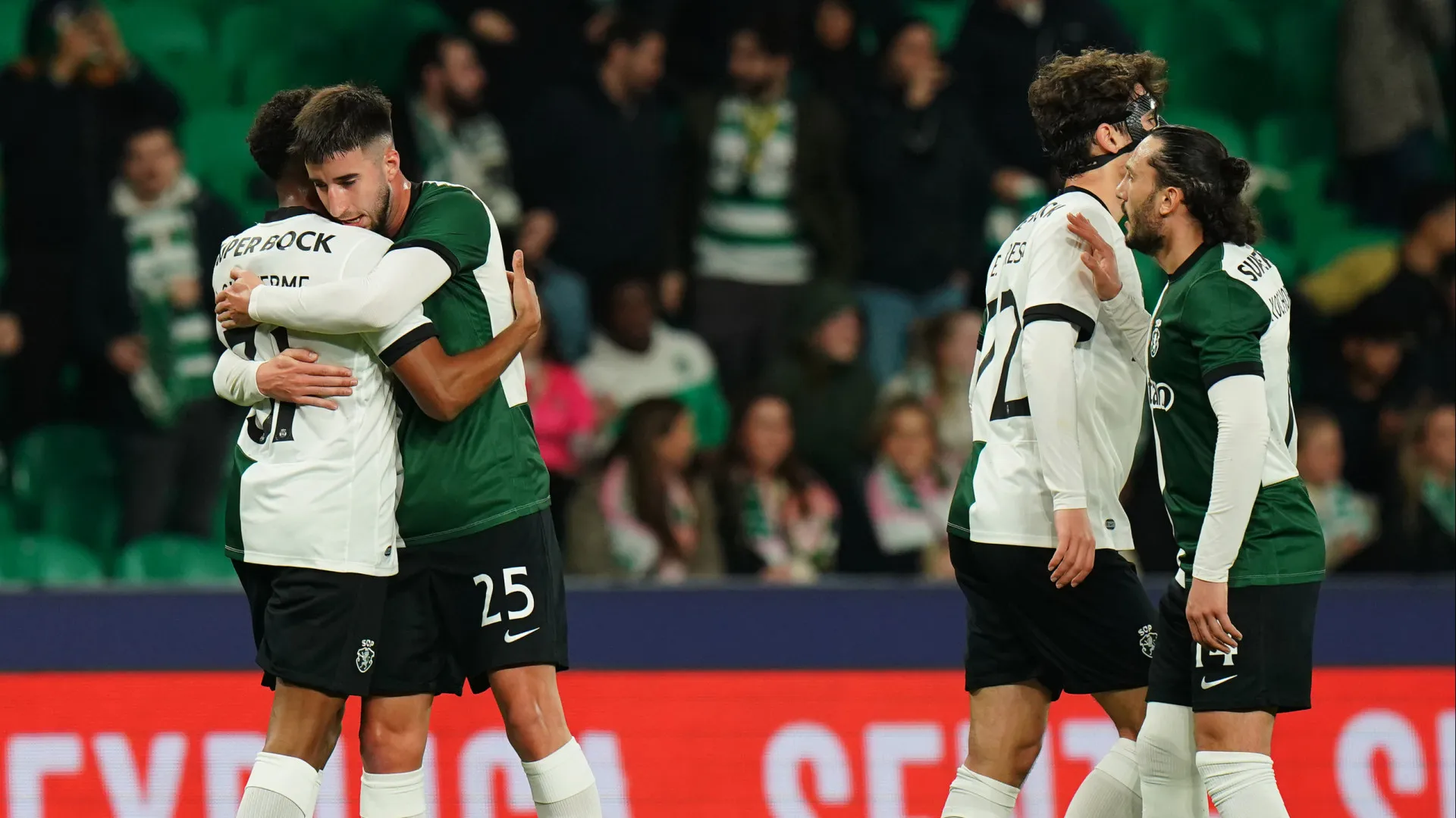 
                    EM DIRETO: Sporting e AVS já jogam no fecho dos 'quartos' da Taça
                