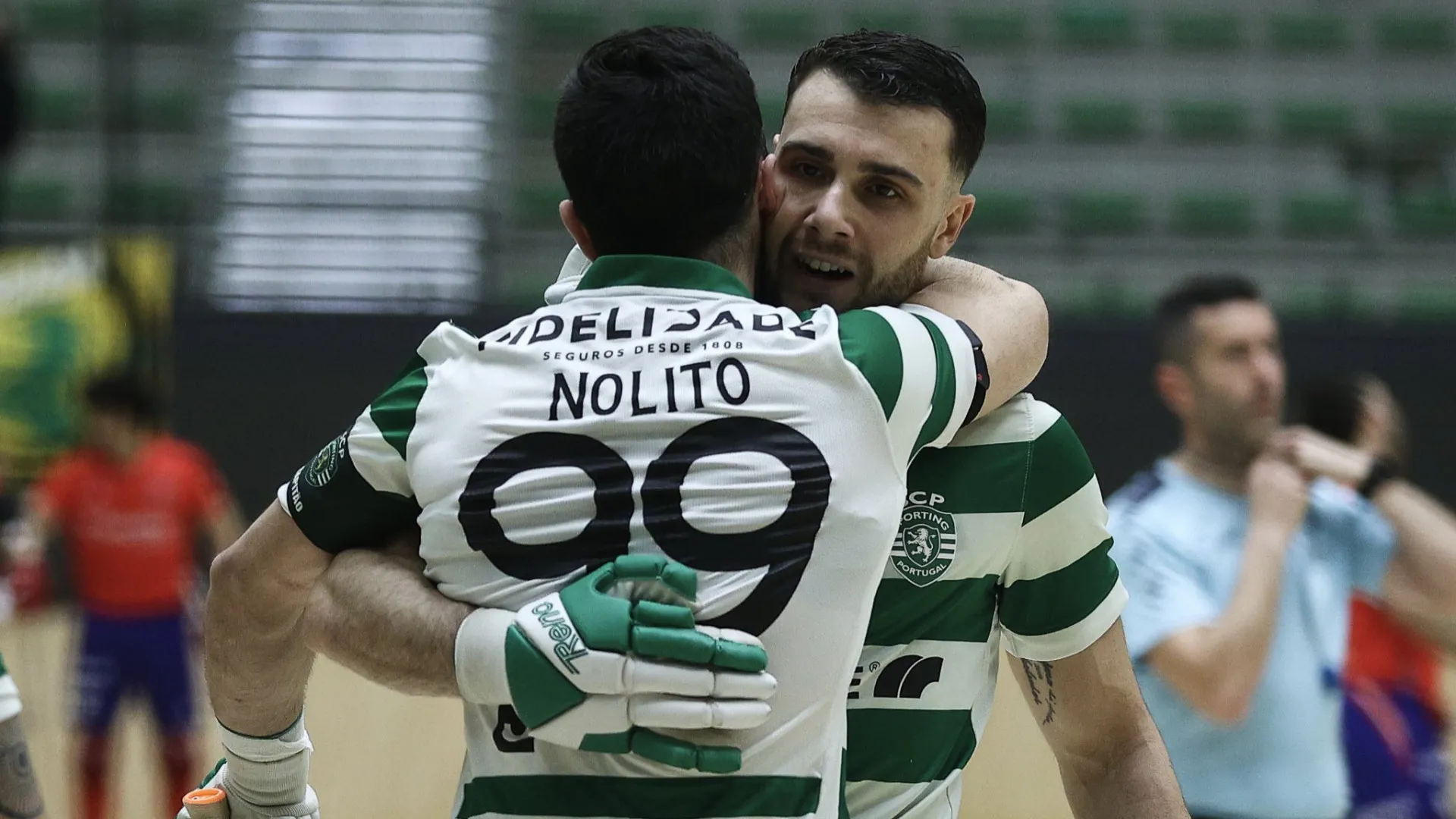 
                    Sporting vinga derrota, Benfica perde primeiros pontos e FC Porto vence
                