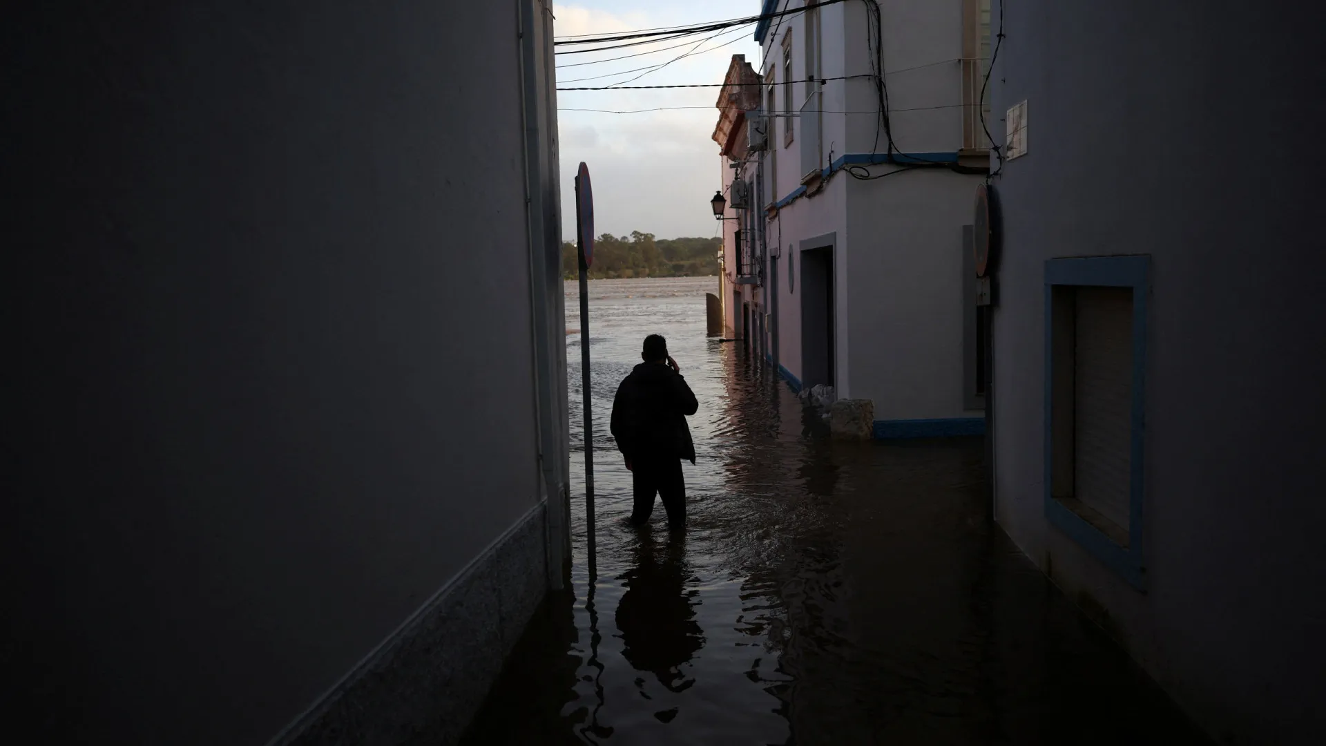 
                    Grande parte do continente apenas com avisos de agitação marítima
                