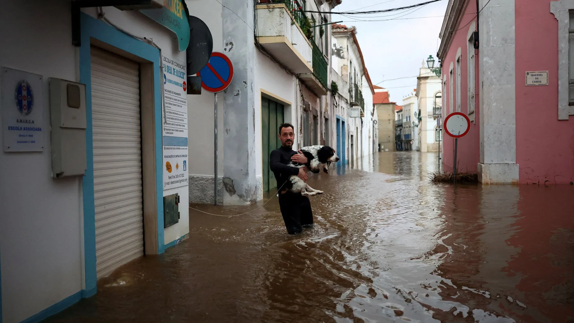 
                    Cheias, destruição, pânico e salvamentos. As imagens da calamidade
                