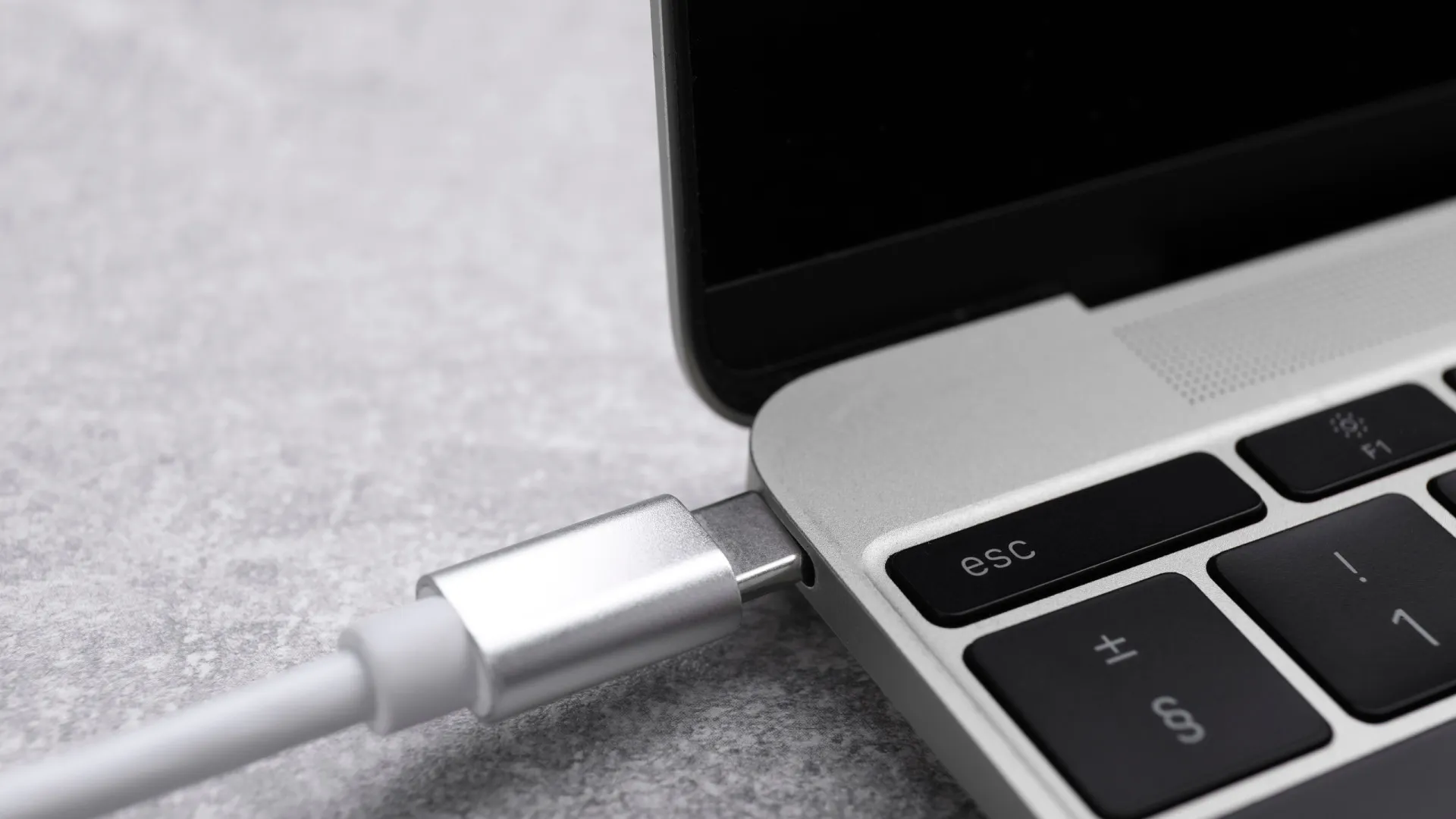 
                    Portátil sempre ligado à tomada? Eis os riscos e como prevenir riscos
                