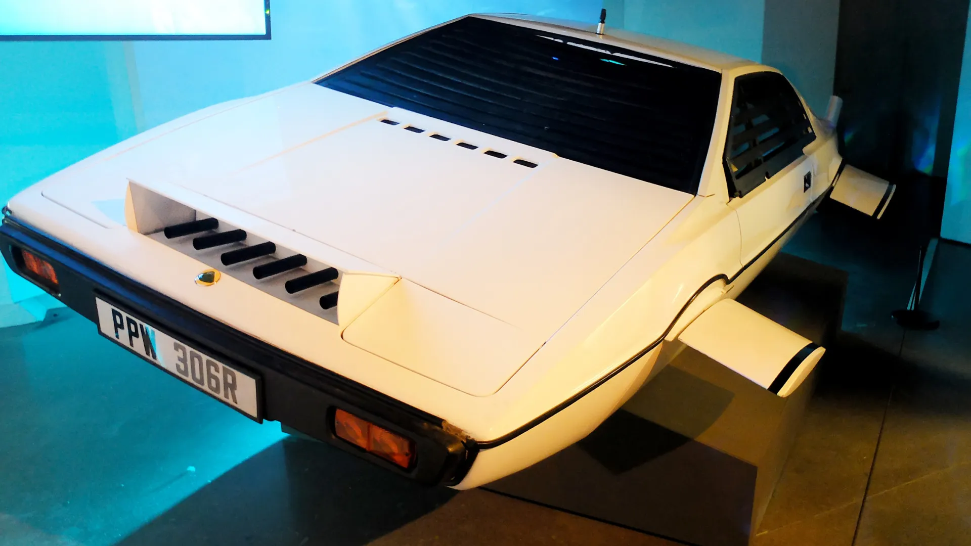 
                    Lotus Esprit S1, o icónico carro submarino de James Bond
                
