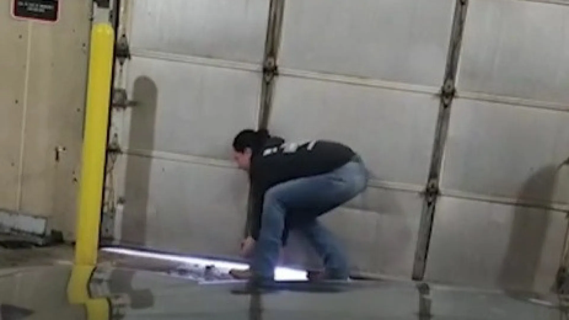 
                    Mulher decide lavar o carro e acaba presa em... filme de terror
                