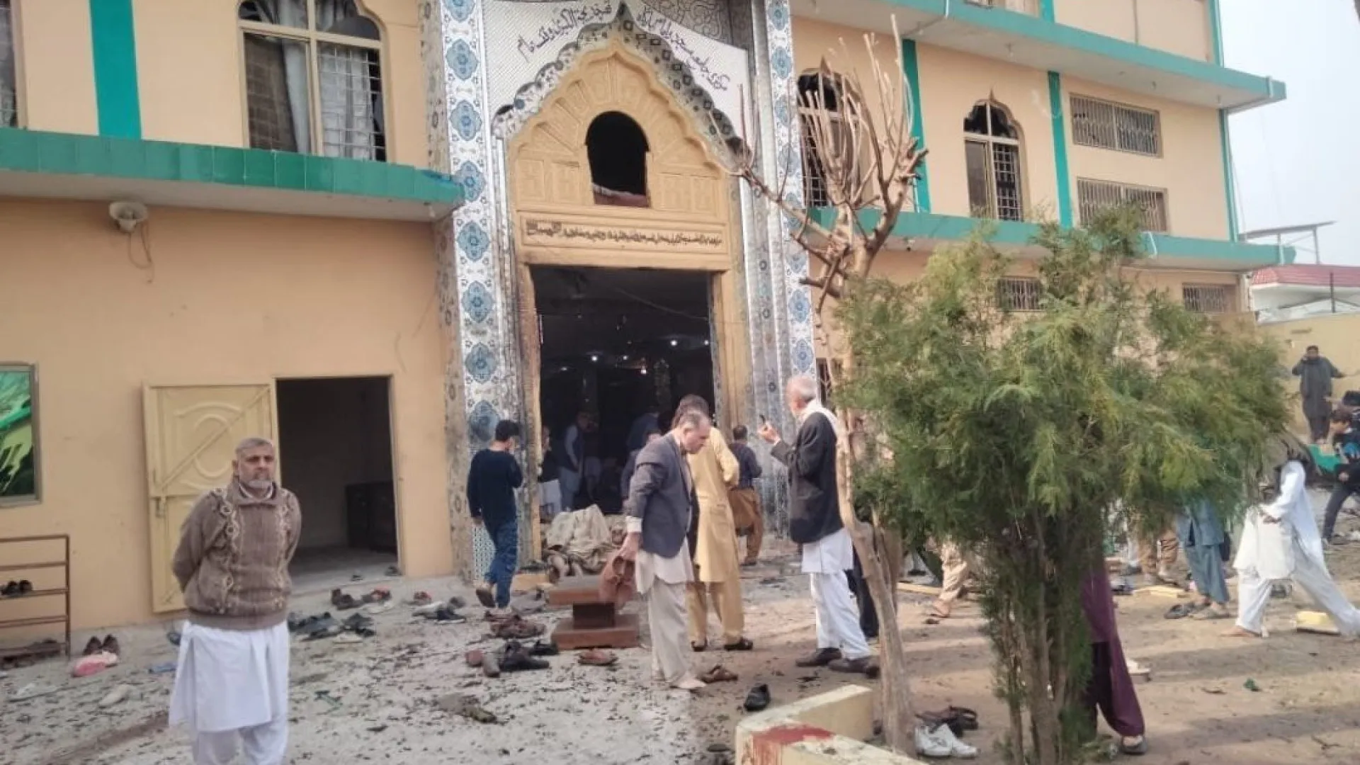 
                    Paquistão. Explosão em mesquita faz 11 mortos e uma centena de feridos
                