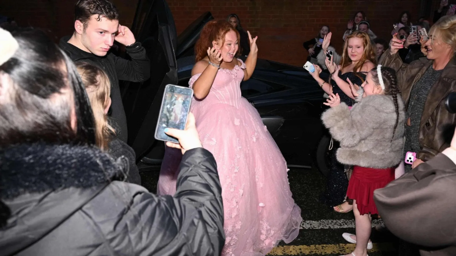 
                    Festa de luxo para menina gera controvérsia. Convidados pagaram bilhete
                