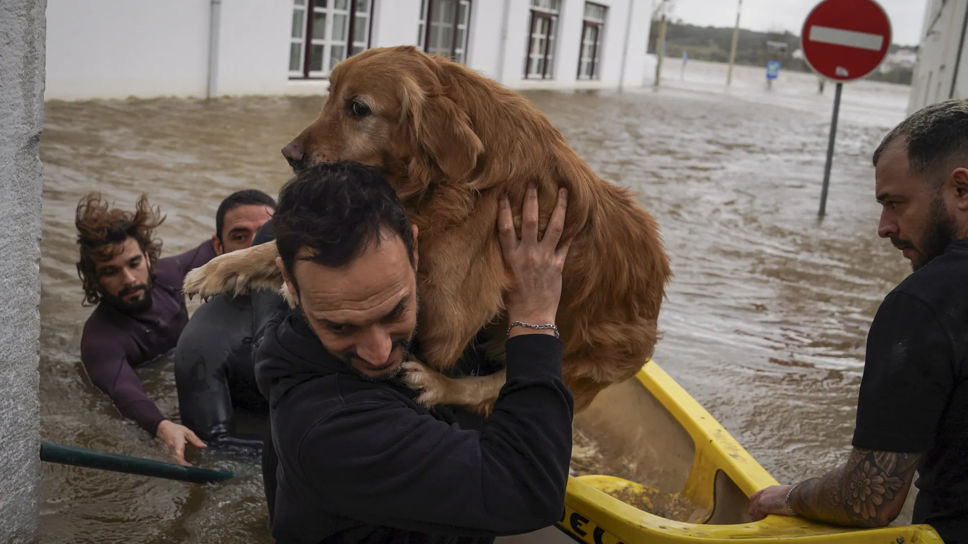 
                    AO MINUTO: Mau tempo já fez 13 mortos; Retirada de moradores na Chamusca
                