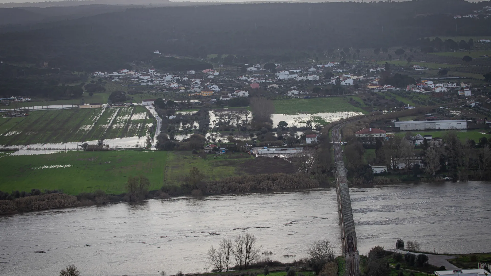 
                    Tejo recua mas há estradas cortadas e escolas fechadas em Abrantes
                