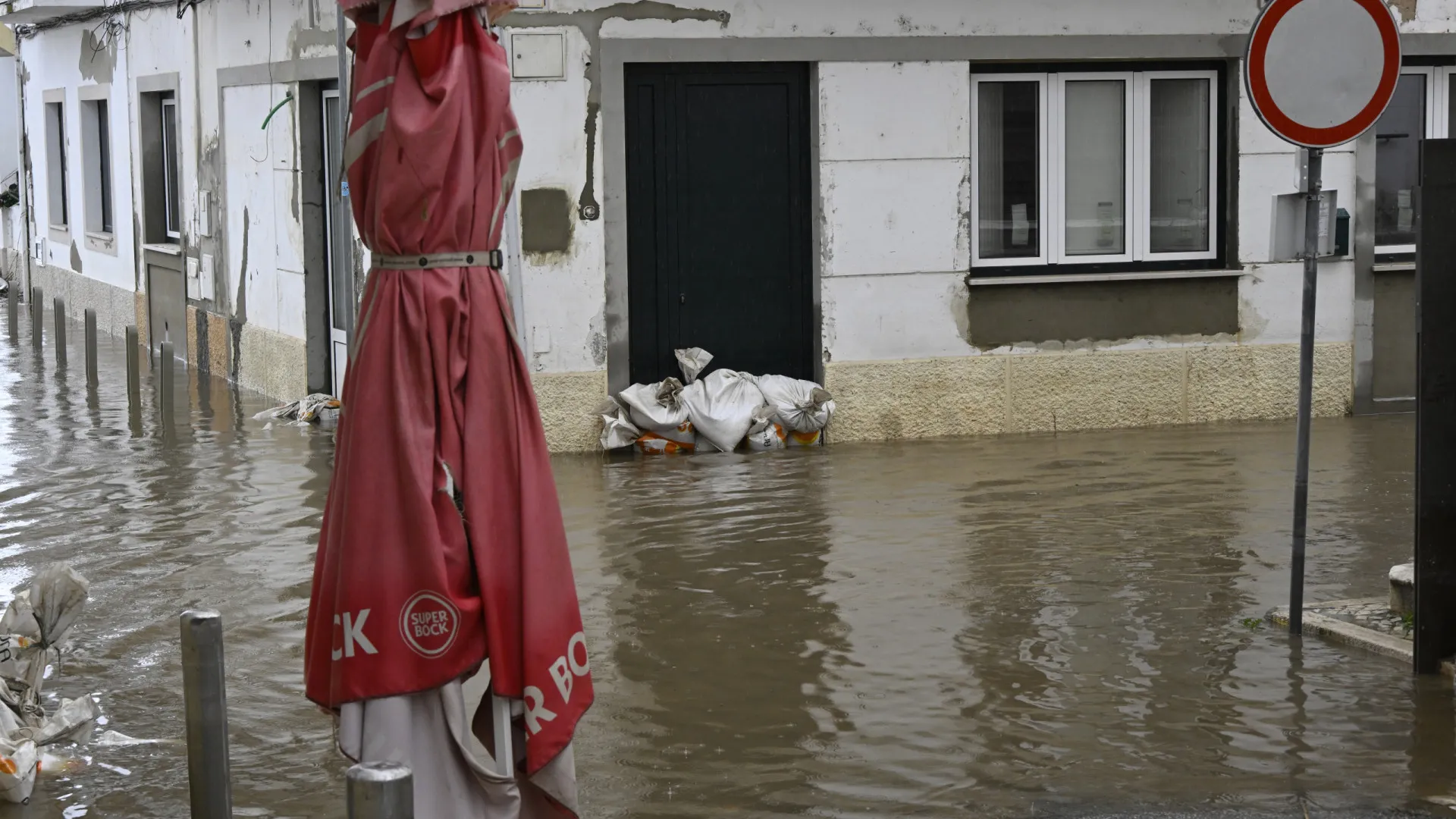 
                    Café na aldeia de Santa Catarina combate isolamento de Alcácer do Sal
                