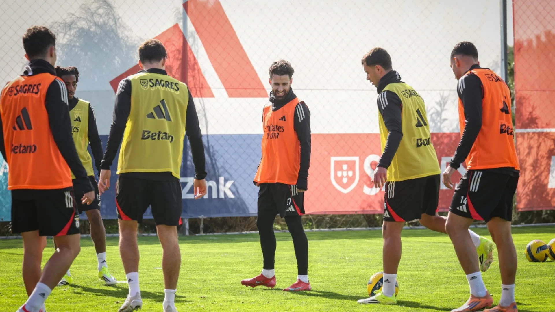 
                    Mourinho tem motivos para sorrir. Benfica com 'reforço' de peso no treino
                