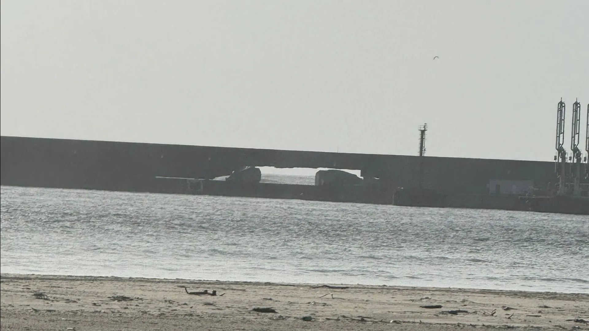 
                    Danos causados no quebra-mar exterior do Porto de Leixões agravaram-se
                