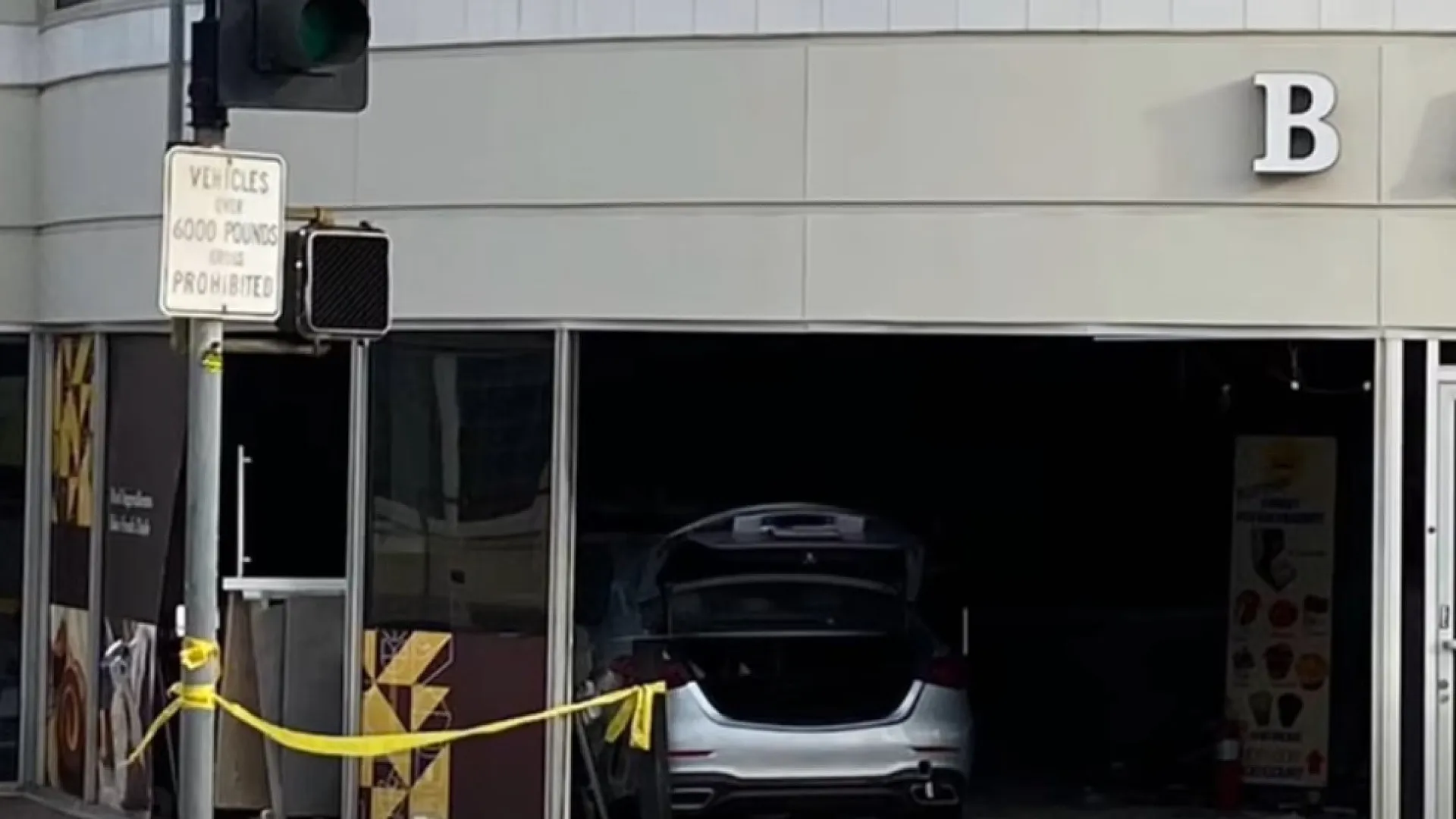 
                    Idosa atropela ciclista e colide com supermercado em LA. Há 3 mortos
                