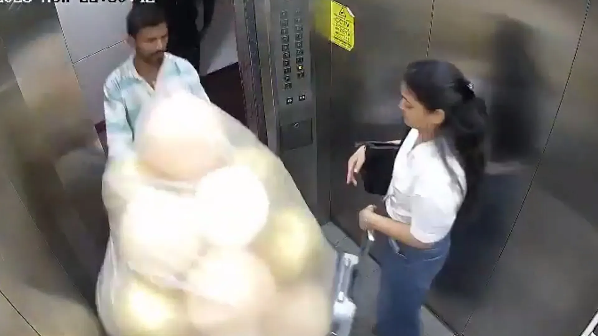 
                    Balões explodem em elevador na Índia. Vendedor acusado de negligência
                