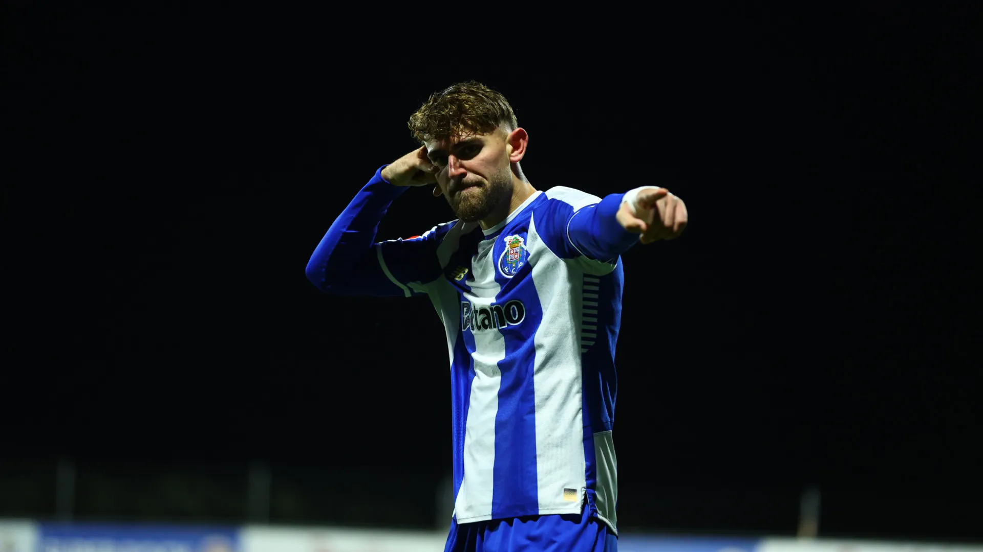 
                    Vonic brilha e FC Porto B vence Académico. Marítimo 'esfrega as mãos' 
                