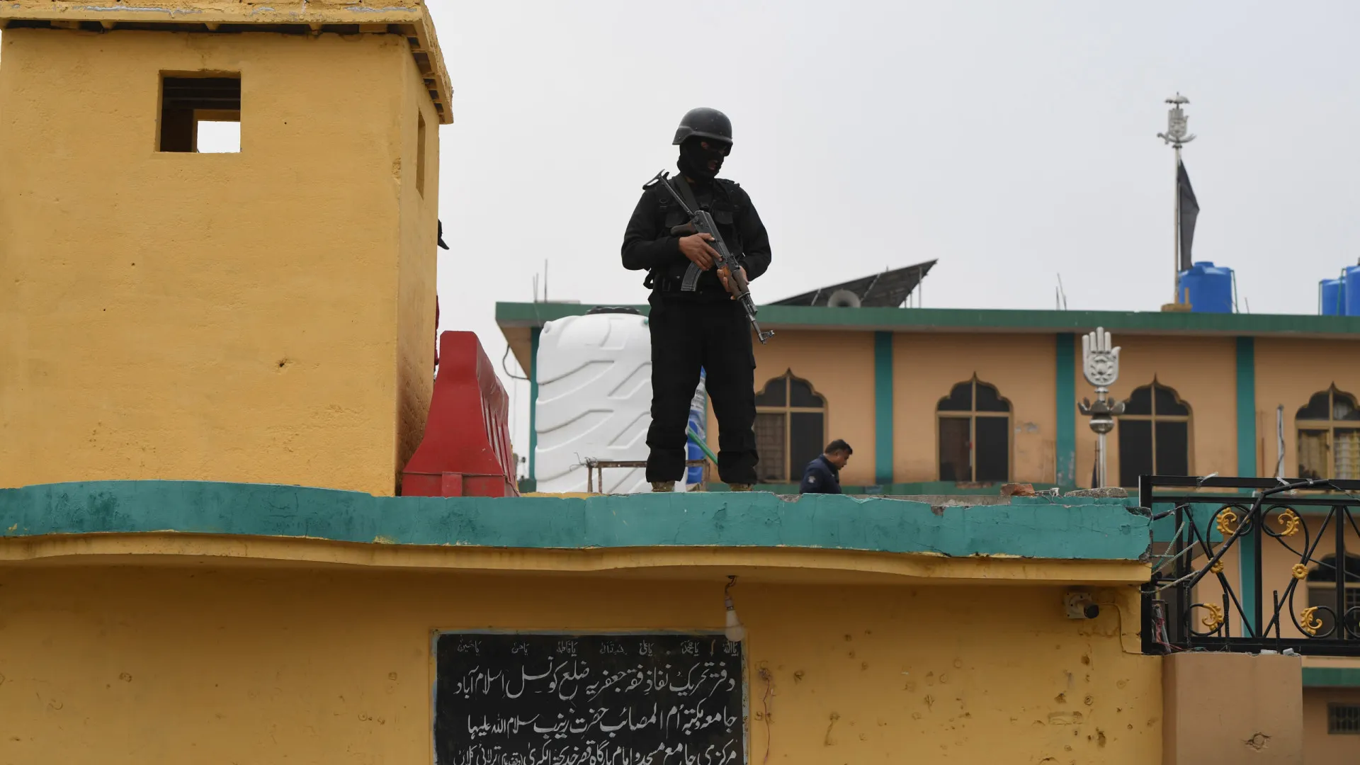 
                    EI reivindica ataque a mesquita xiita que fez 31 mortos em Islamabade
                