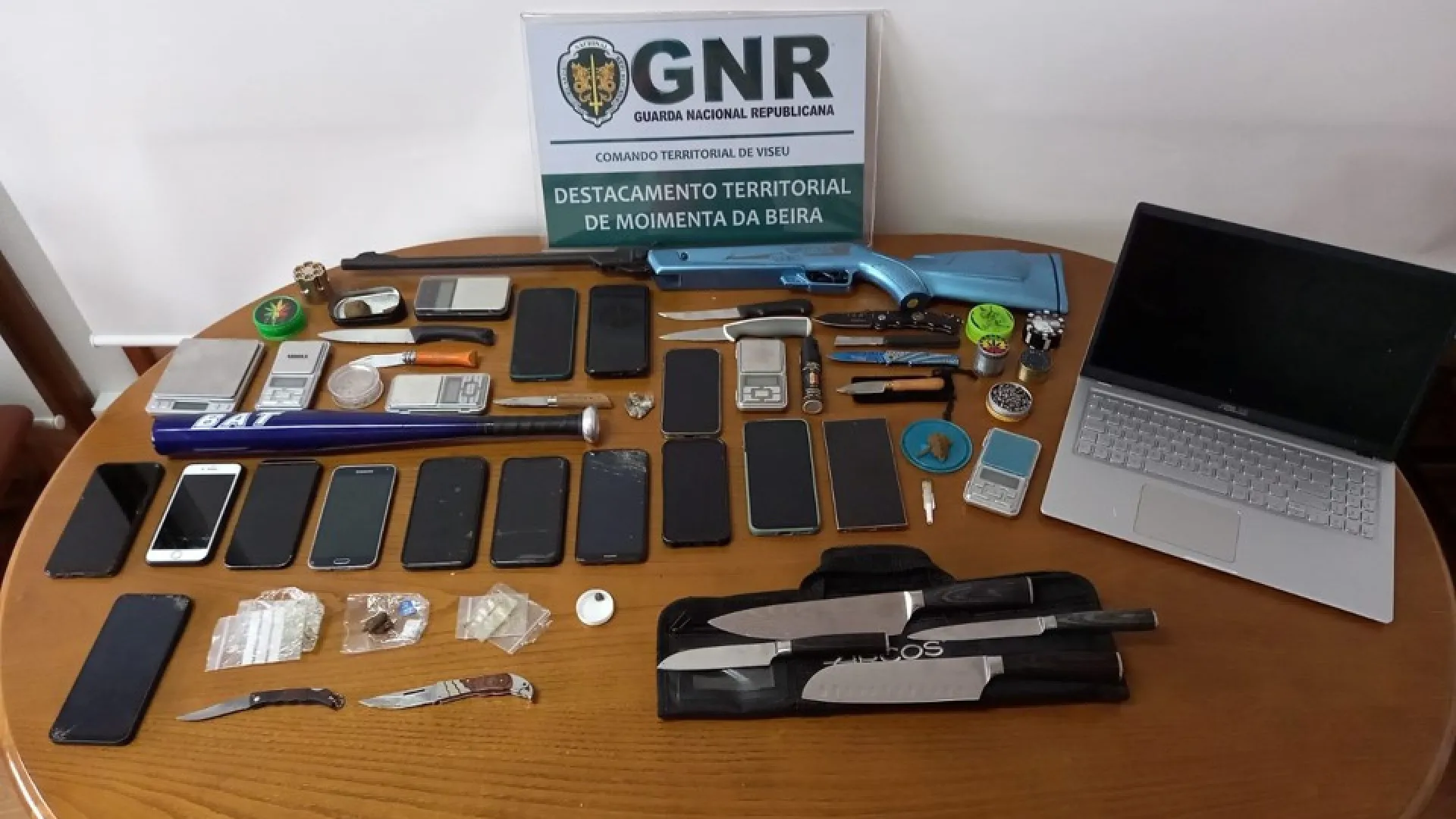 
                    GNR detém 11 membros de alegada rede que vendia droga junto a escolas
                