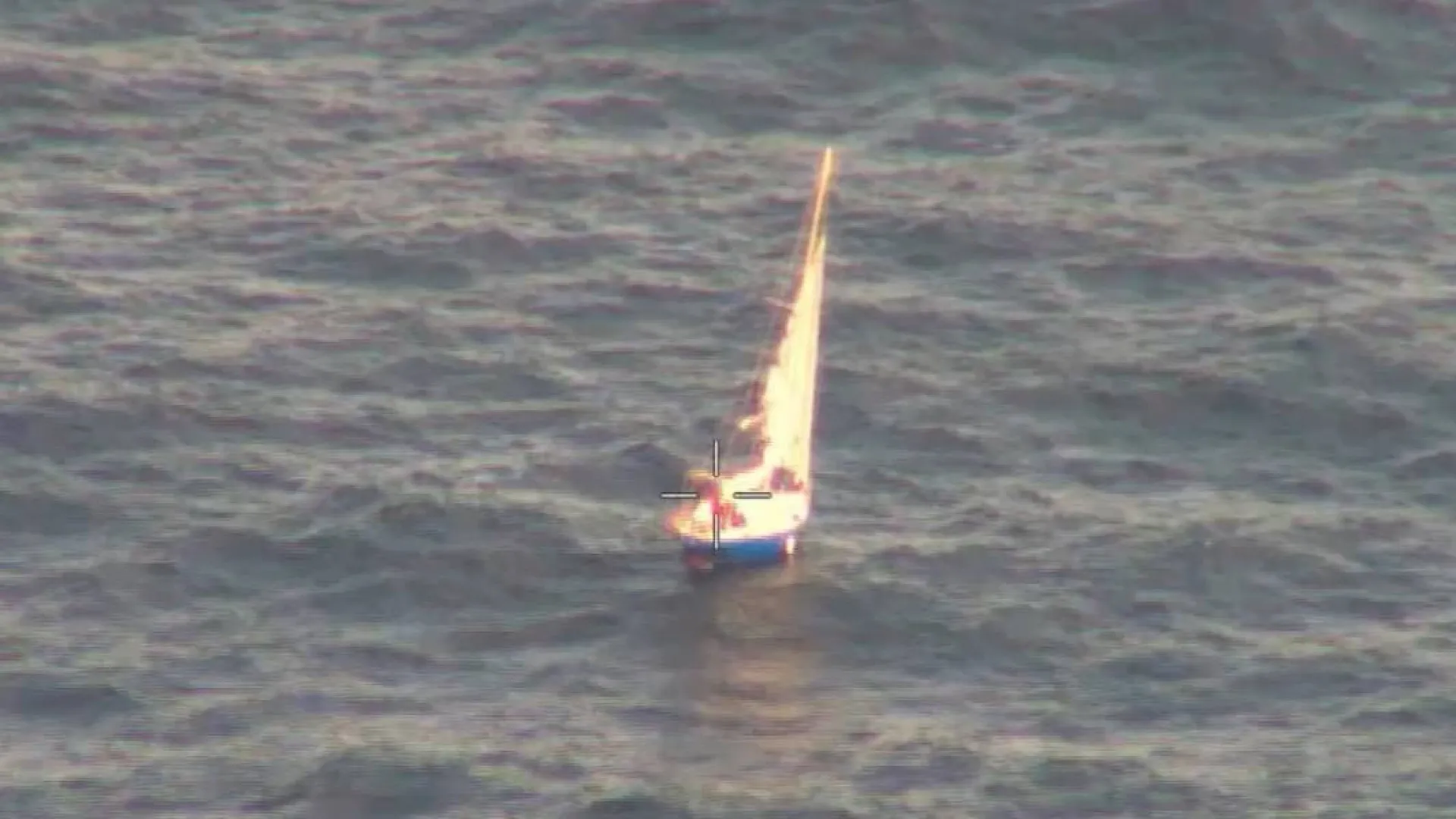 
                    Eis o momento em que Força Aérea resgata espanhol à deriva há 12 dias
                