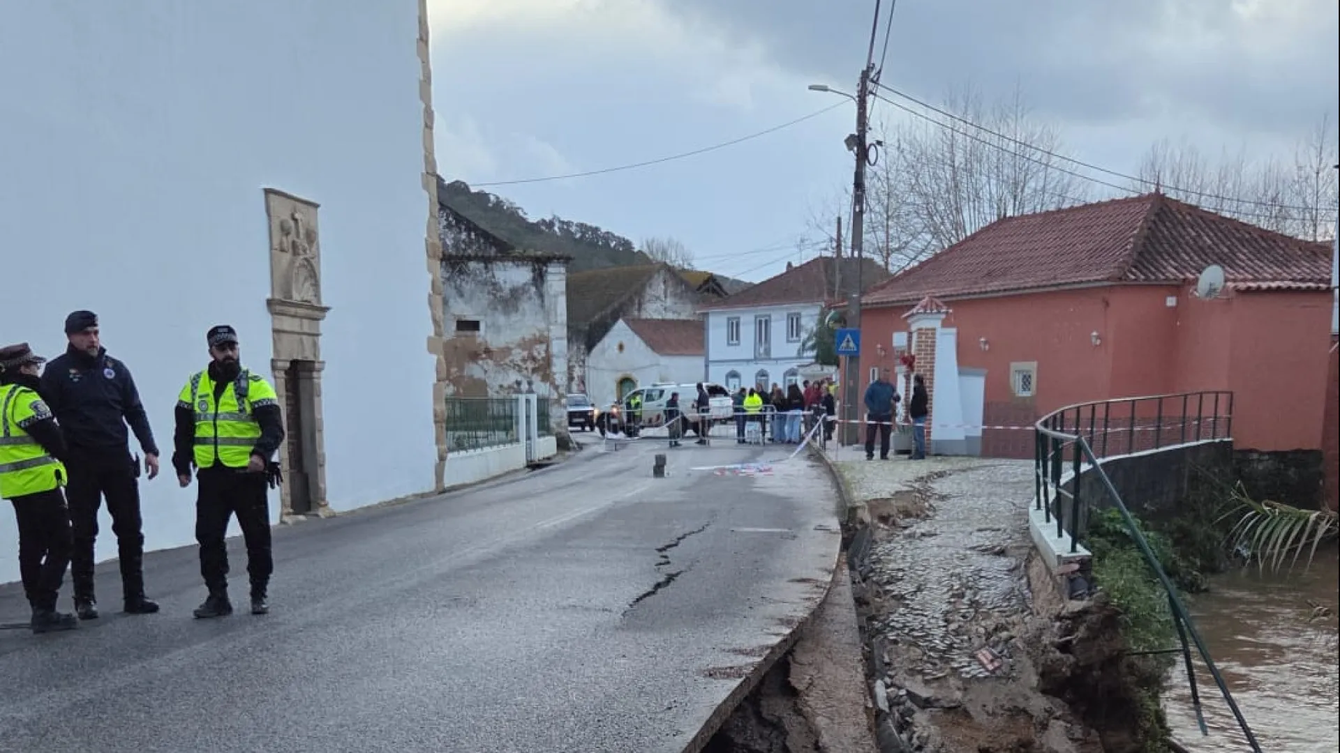 
                    Setenta e cinco deslocados por risco de derrocada em Alenquer
                