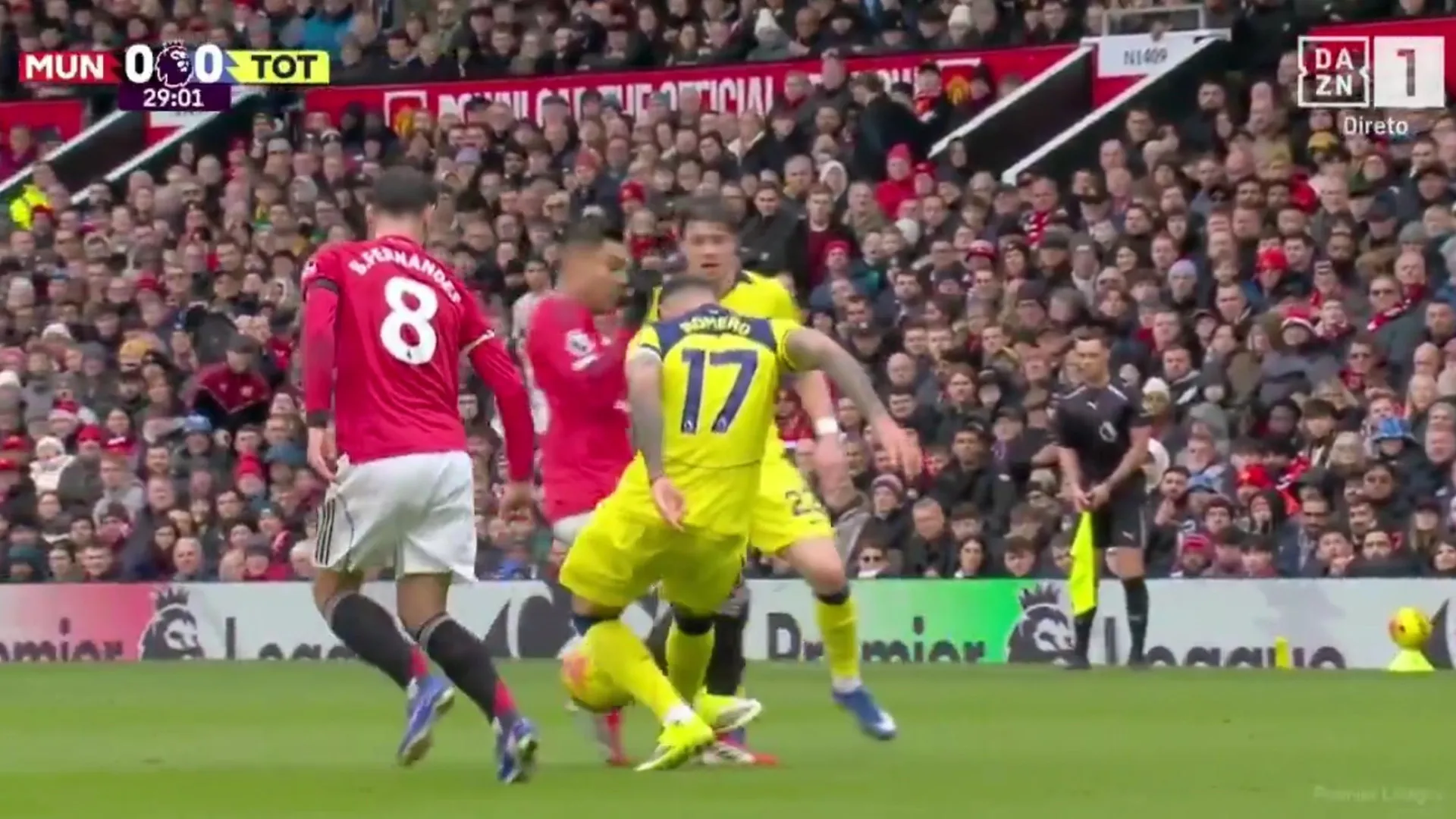 
                    Dói só de ver. Romero foi expulso após entrada muito dura sobre Casemiro 
                