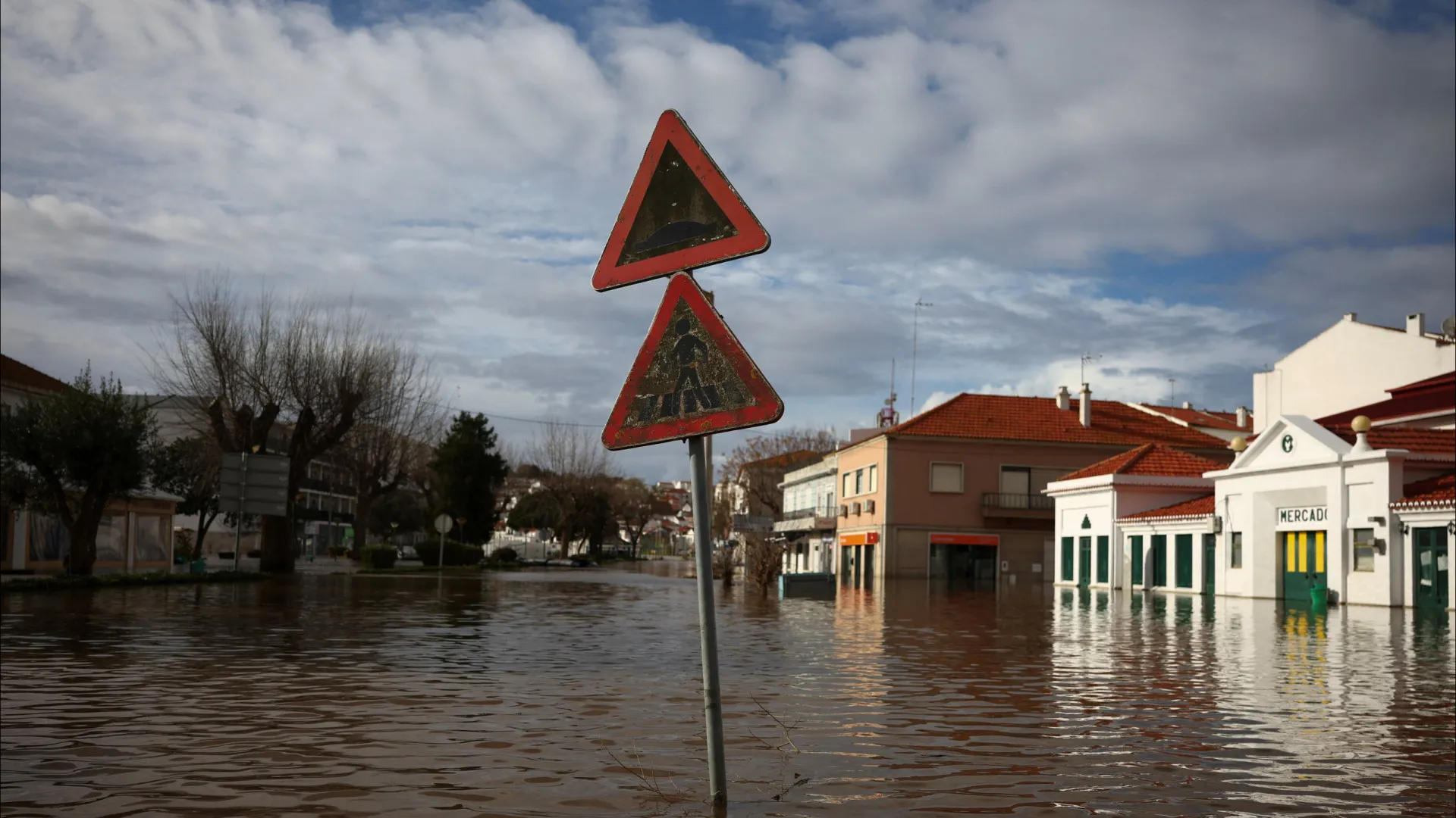 
                    Depressão Marta desloca-se para Norte com 