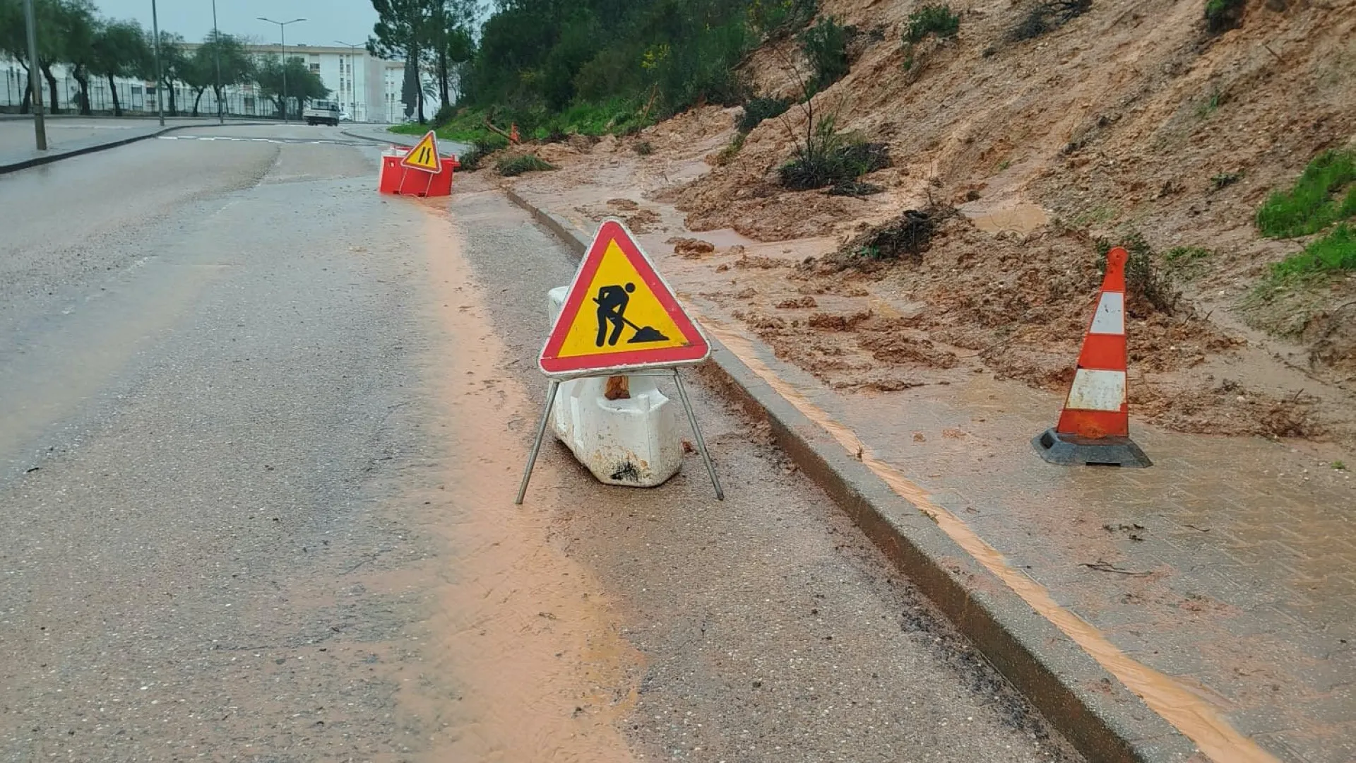 
                    Derrocada em Cinfães desaloja uma família e atinge duas estradas
                