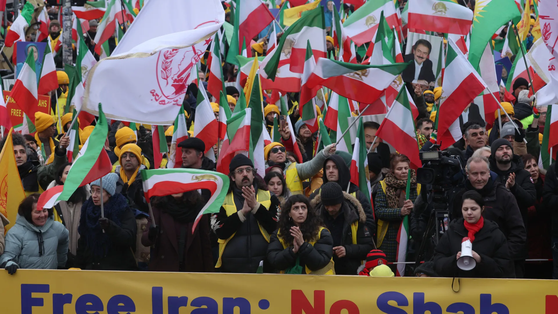 
                    Irão. Cerca de 8.000 pessoas exigem em Berlim queda da República Islâmica
                