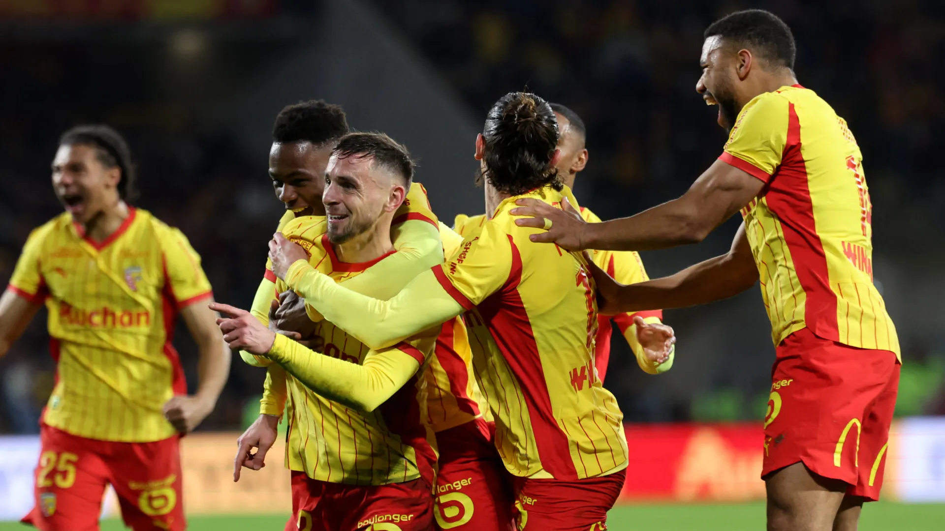 
                    Lens bate Rennes com reviravolta e é líder provisório da Liga francesa
                