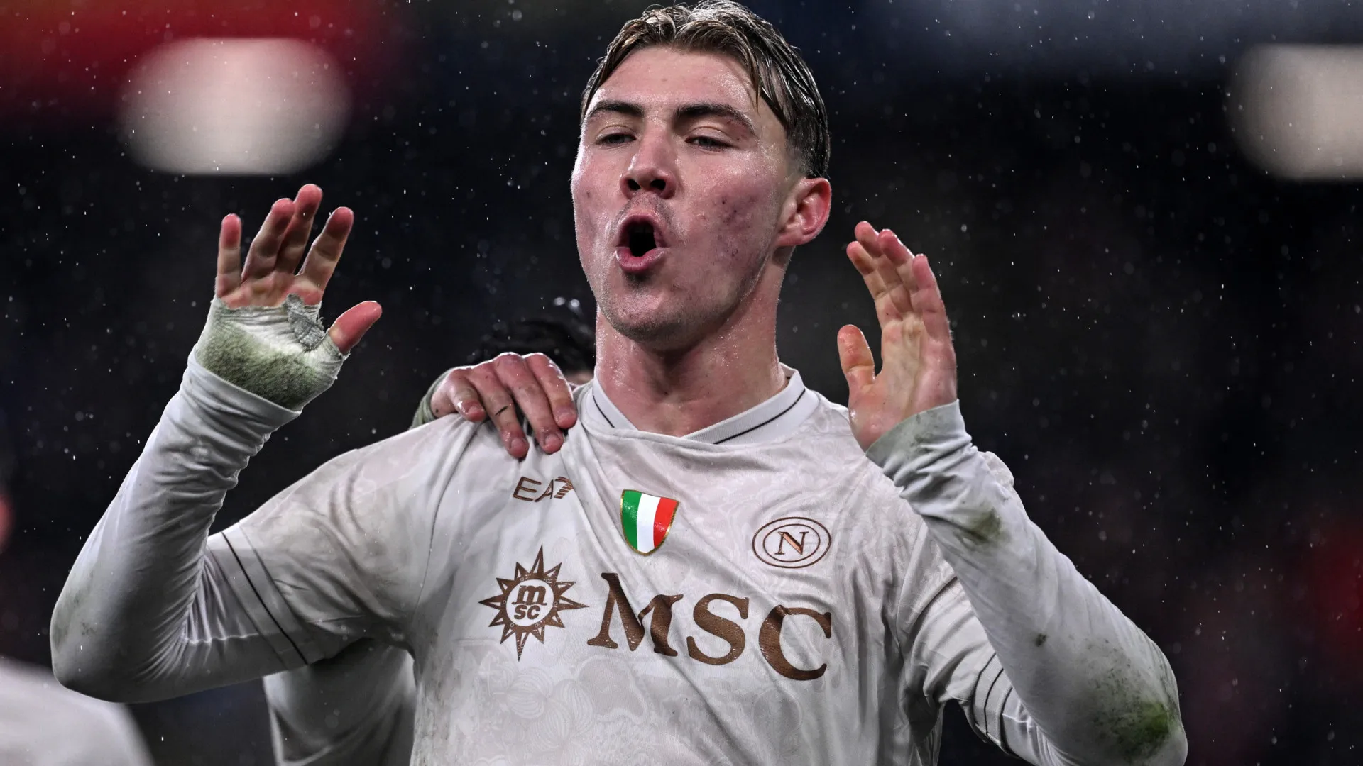 
                    Napoli vence em Génova com penálti nos 'descontos'
                