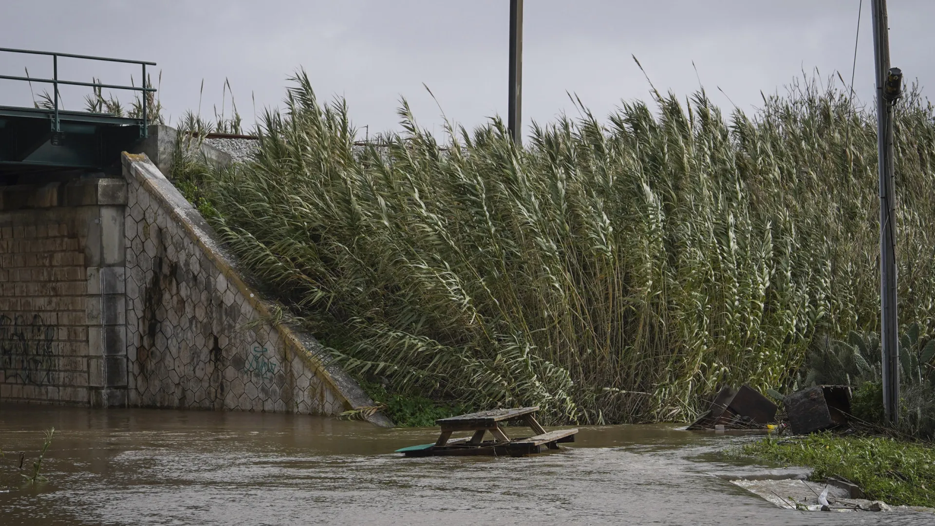
                    Comunidade piscatória apela à reconstrução de cais da Carrasqueira
                