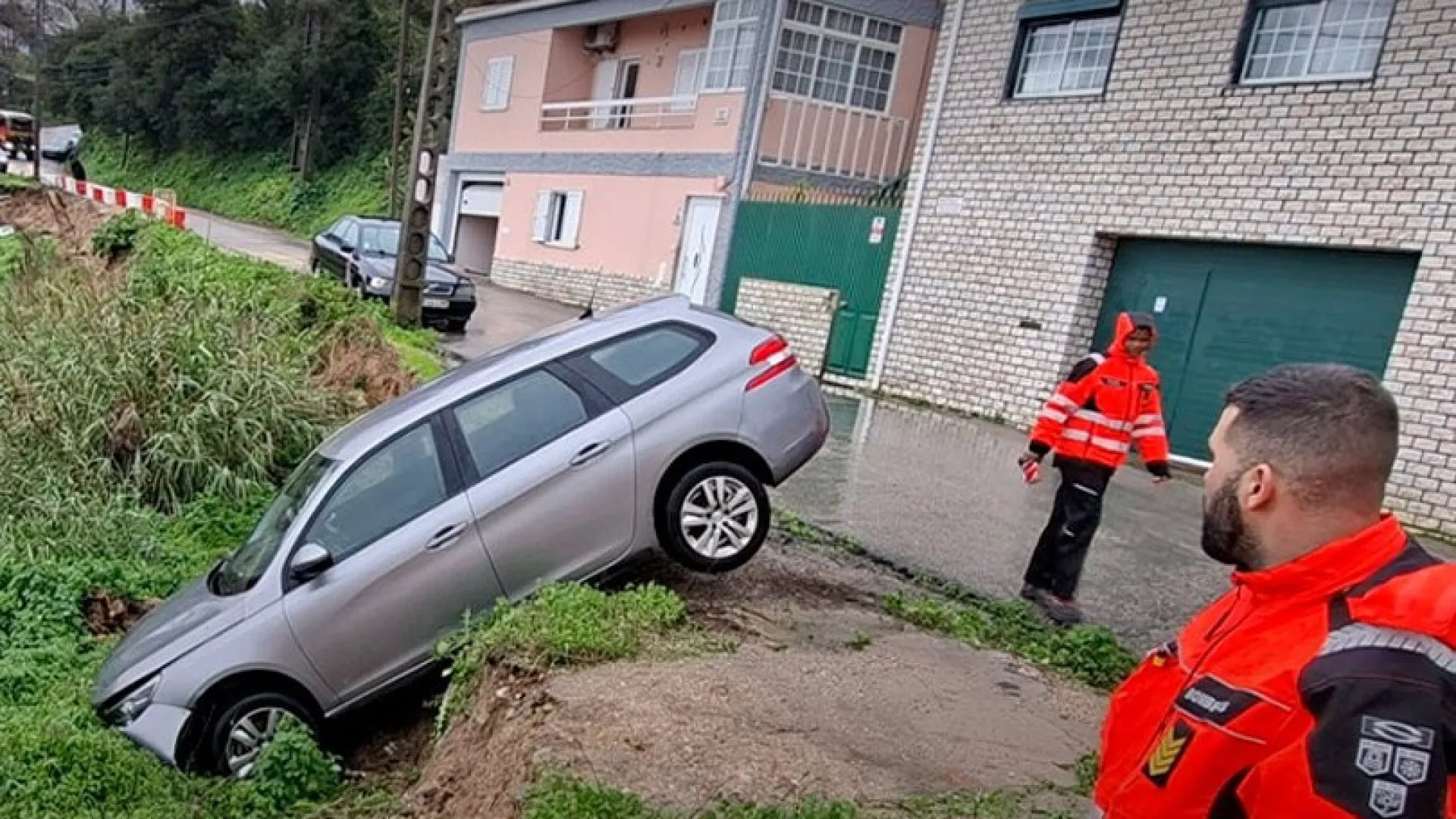 
                    Dezoito famílias retiradas em Camarate e habitações interditadas
                