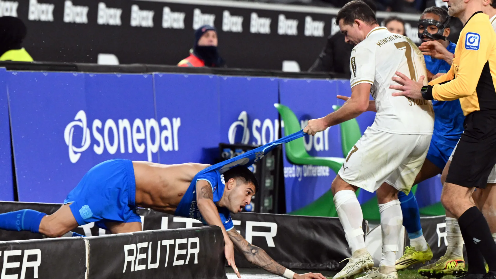 
                    Até ficou sem camisola. Ambiente ferveu no Monchengladbach-Leverkusen 
                