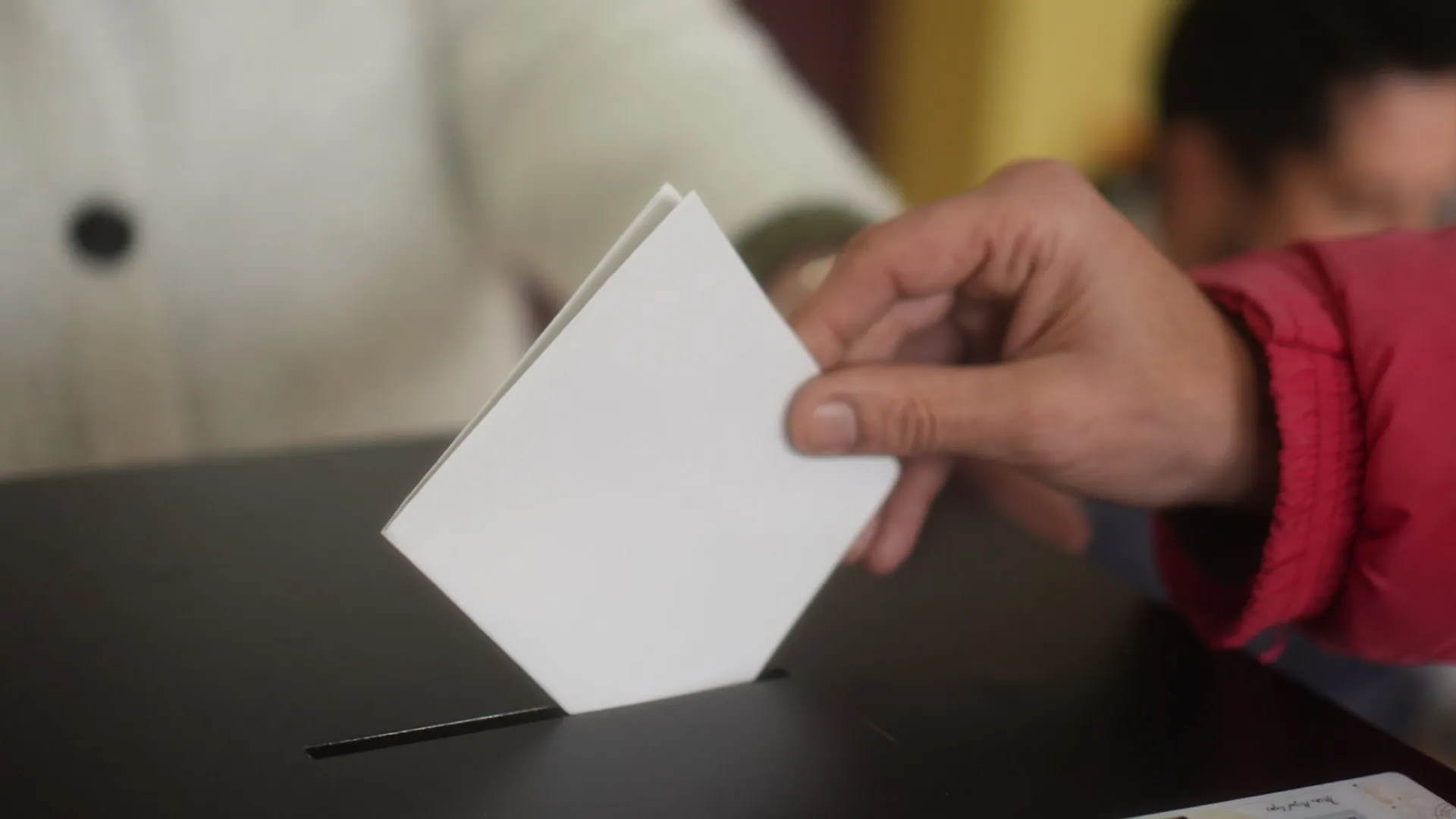 
                    Chega deu transporte para emigrantes votarem? CNE remete queixa para MP
                