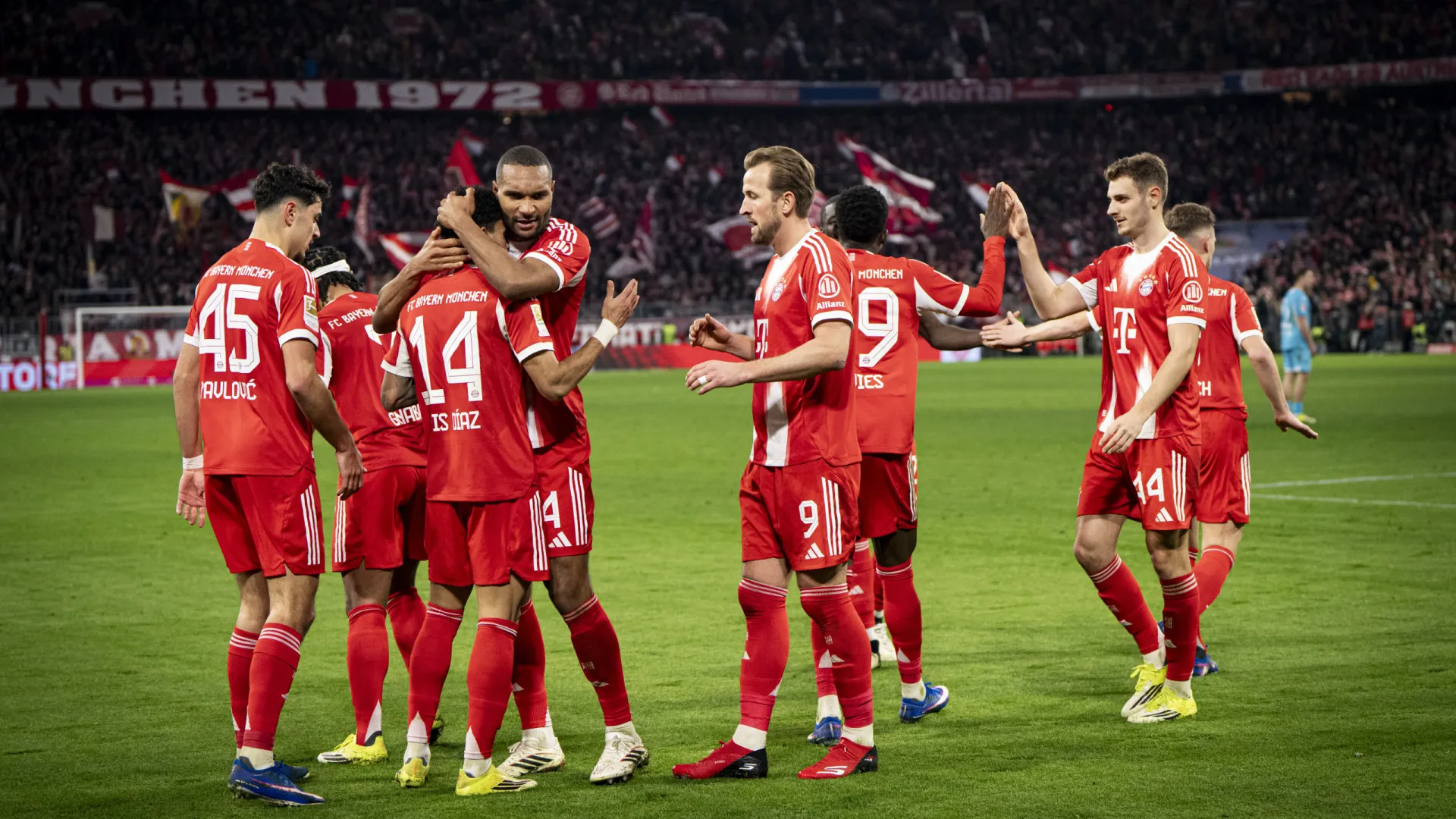 
                    Bayern Munique atropela Hoffenheim e volta a fugir do Dortmund no trono
                