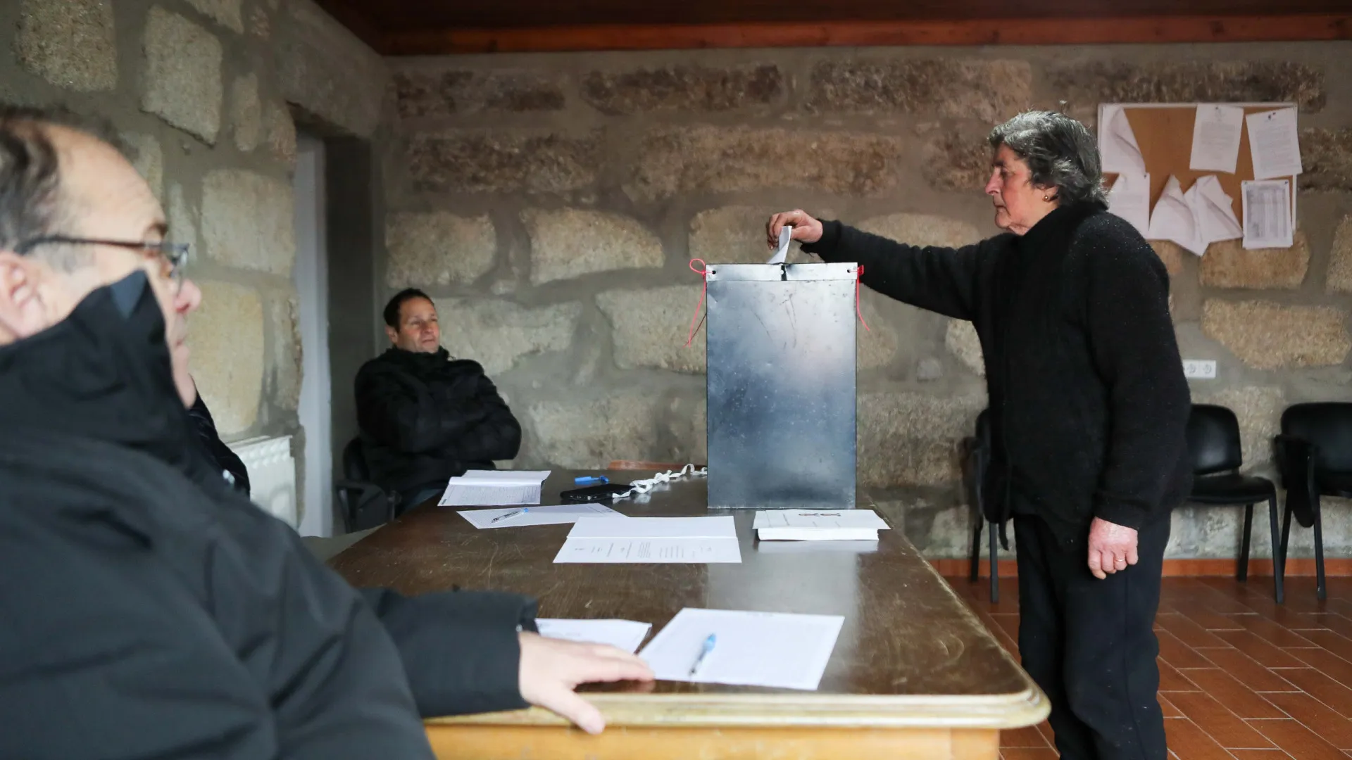 
                    Assembleias de voto fecharam em Portugal Continental e na Madeira
                