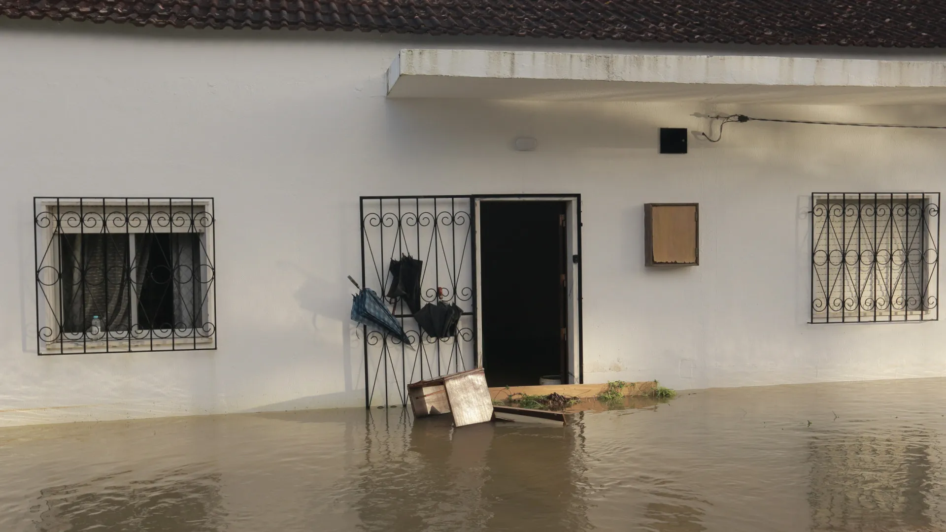
                    AO MINUTO: 58 mil sem luz; Proteção Civil alerta para risco de cheias
                
