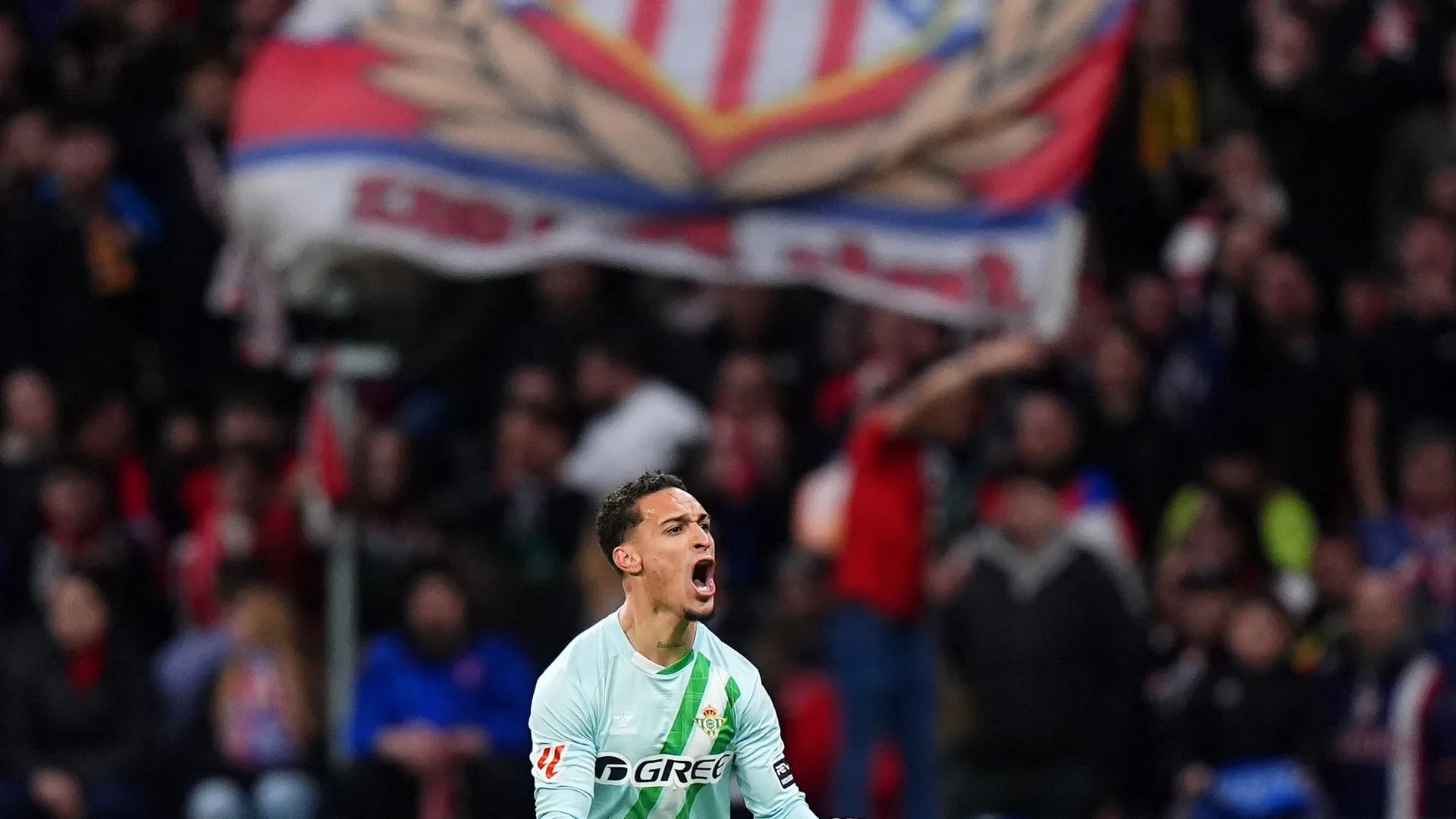 
                    Antony vinga derrota na Taça e Real Betis bate Atlético Madrid
                